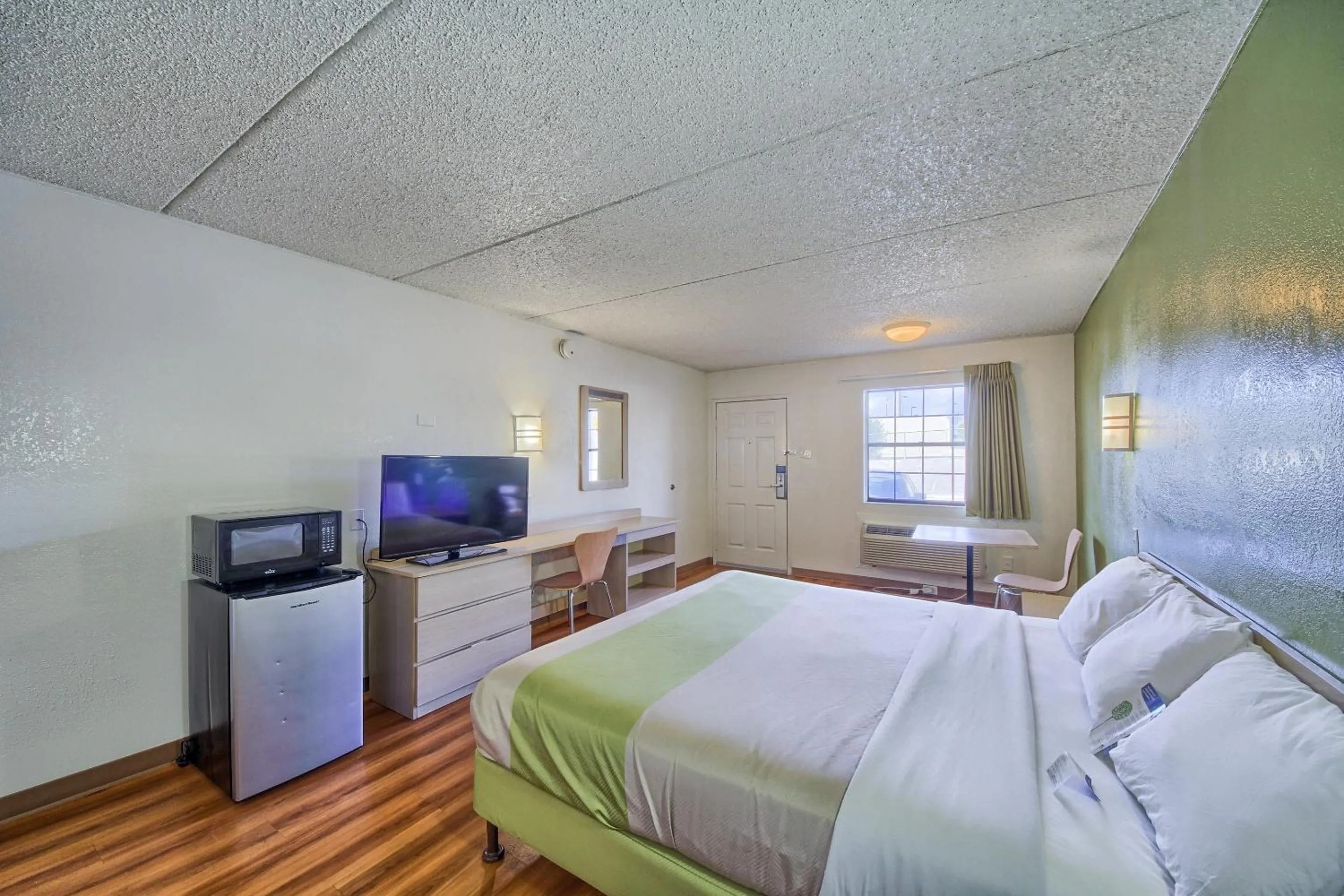 TV and multimedia, Bed in Motel 6-San Antonio, TX - Northwest Medical Center