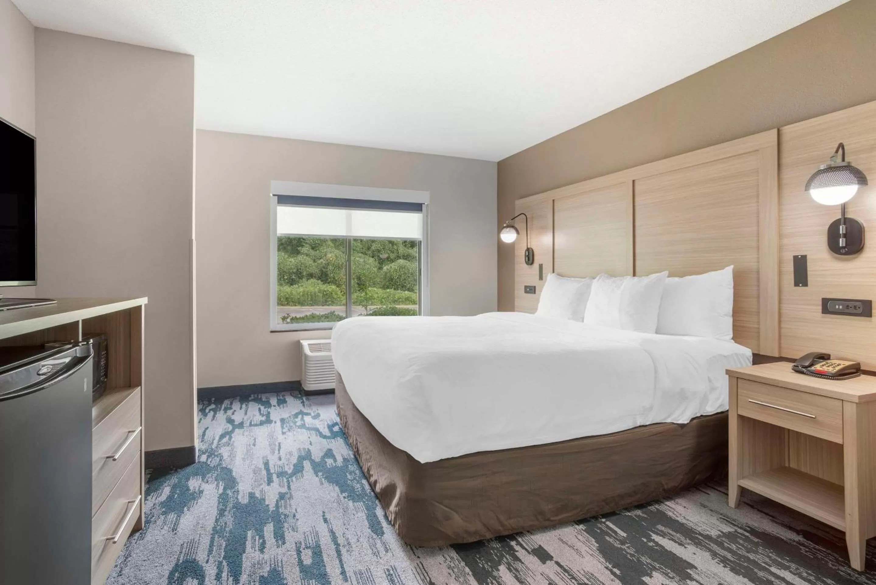 Bedroom, Bed in Comfort Suites At WestGate Mall