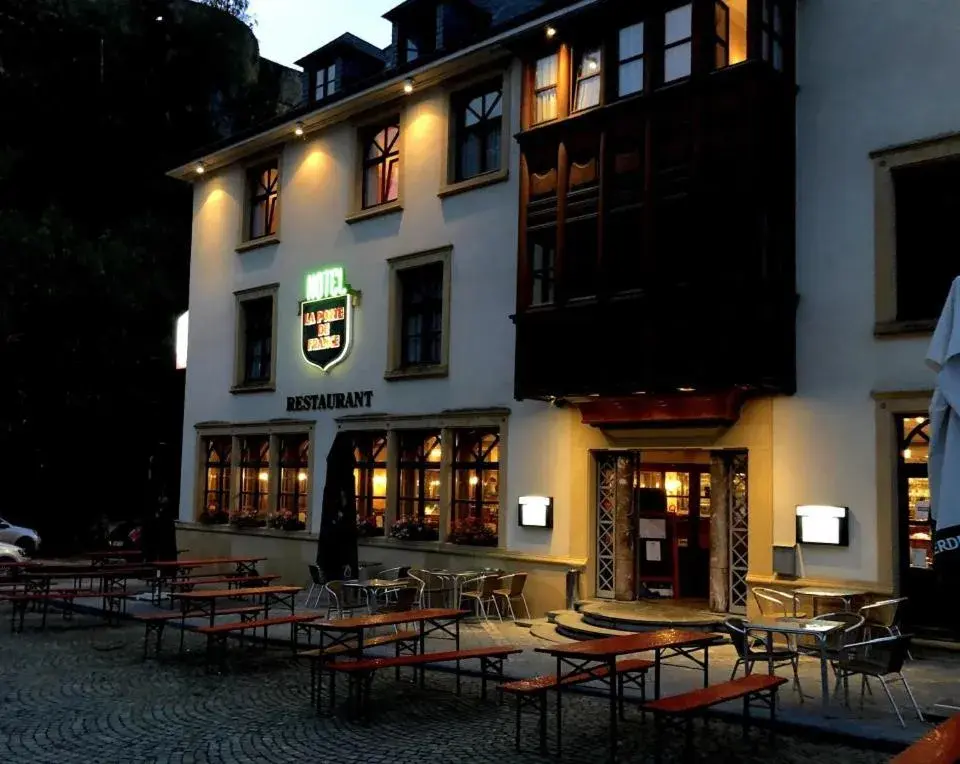 Property Building in Hotel La Porte de France Property Building in Hotel La Porte de France