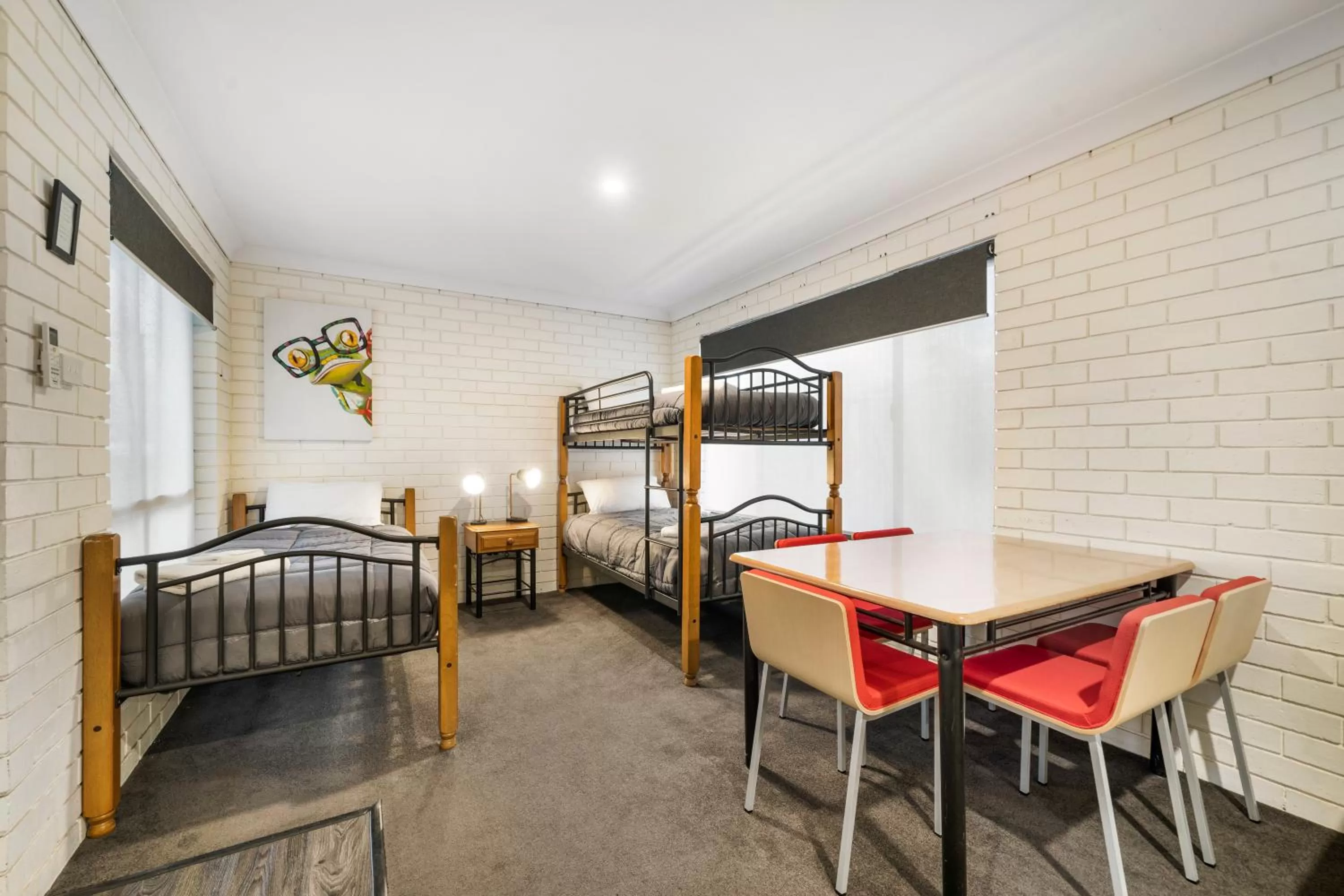 Family, Bed in Esk Wivenhoe Motor Inn