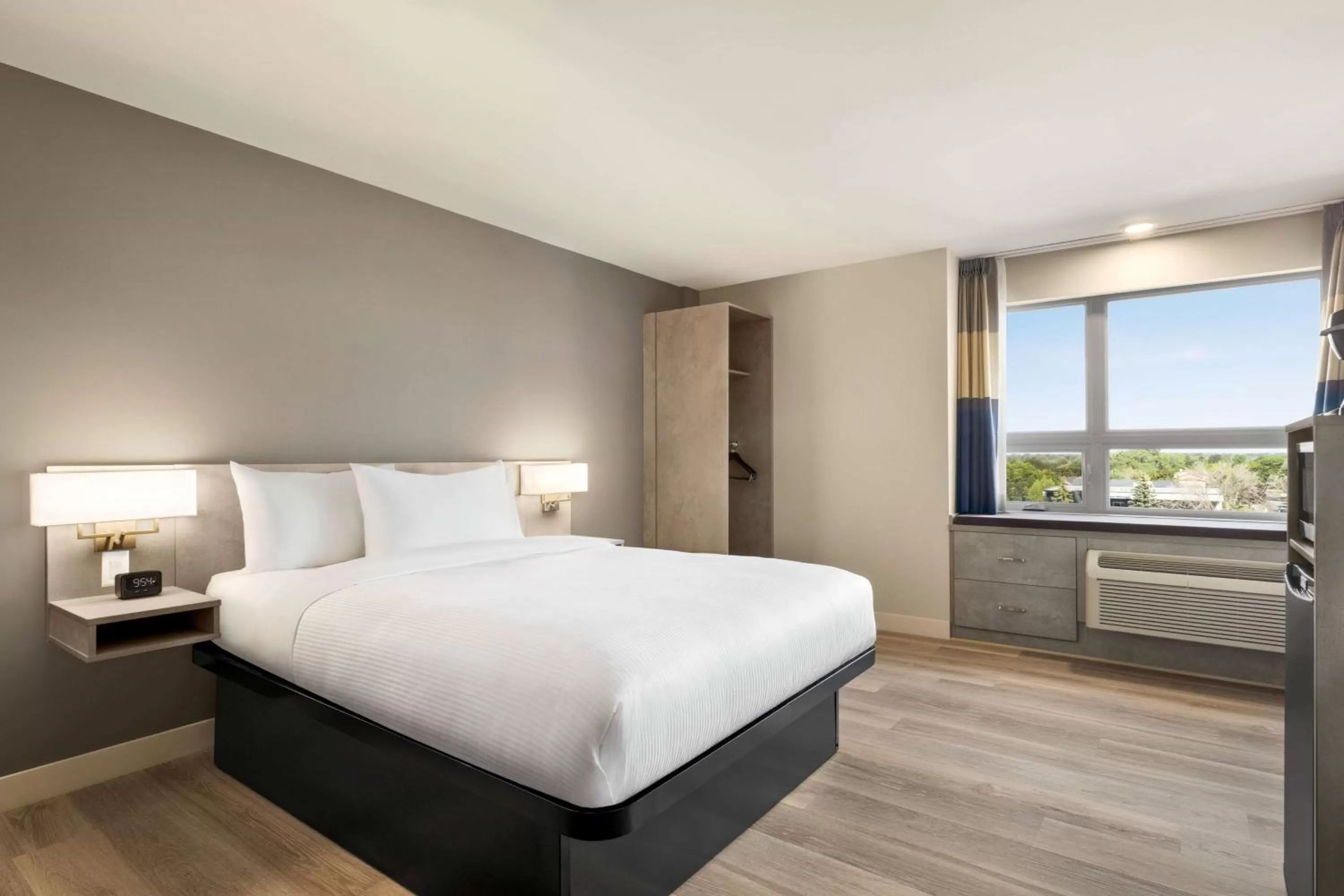 Photo of the whole room, Bed in Microtel Inn & Suites Dorval QC