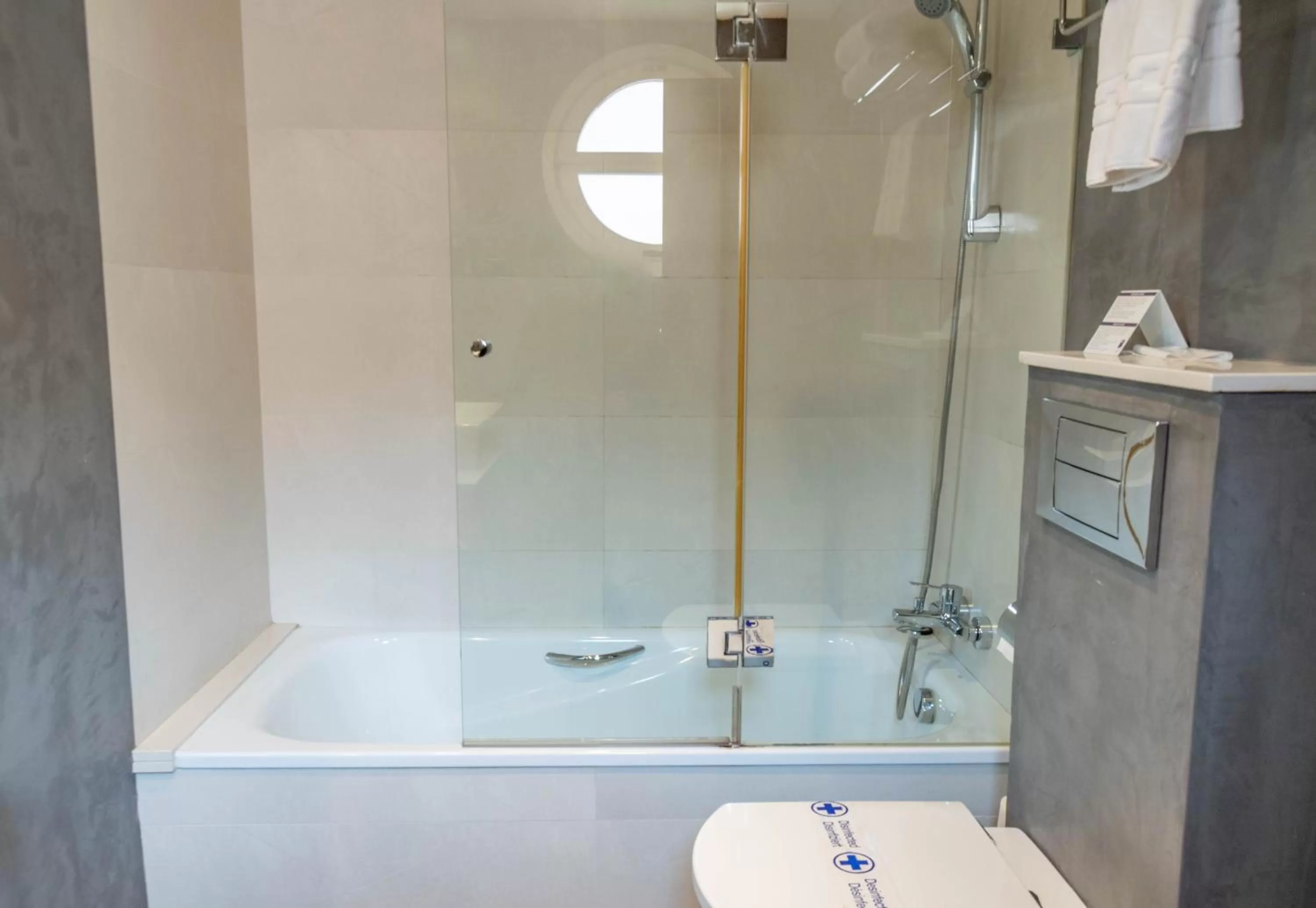 Bathroom in Hotel J. Balmes Vic