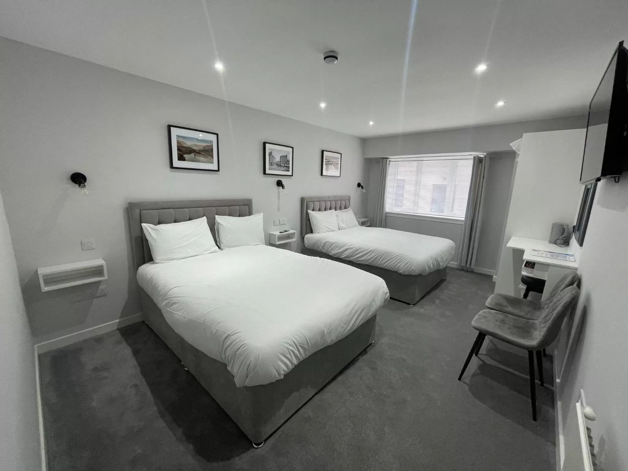 Bedroom, Bed in Airlie Arms Hotel