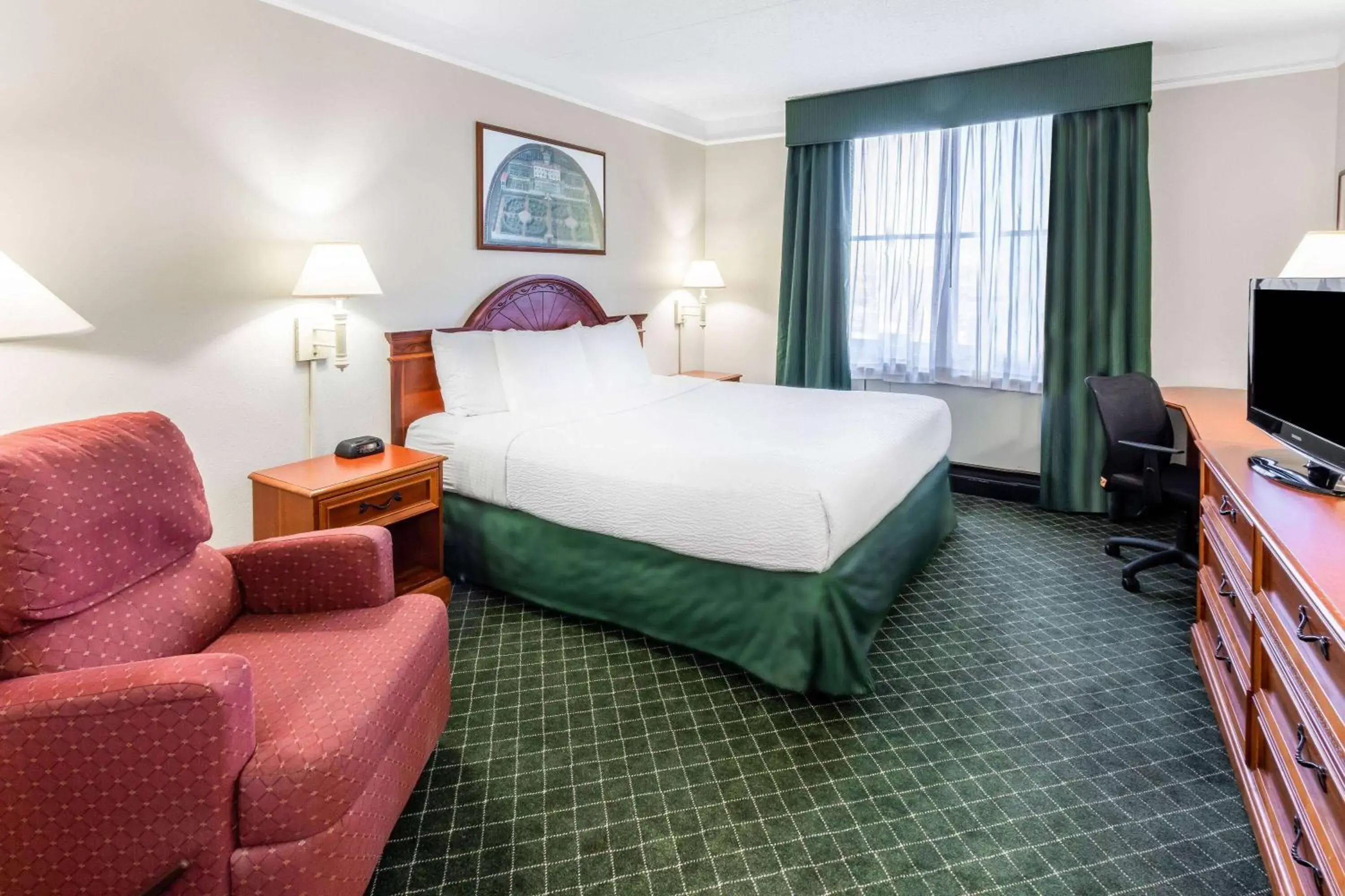 King Room with Mobility/Hearing Impaired Access - Non-Smoking in La Quinta by Wyndham Madison American Center King Room with Mobility/Hearing Impaired Access - Non-Smoking in La Quinta by Wyndham Madison American Center