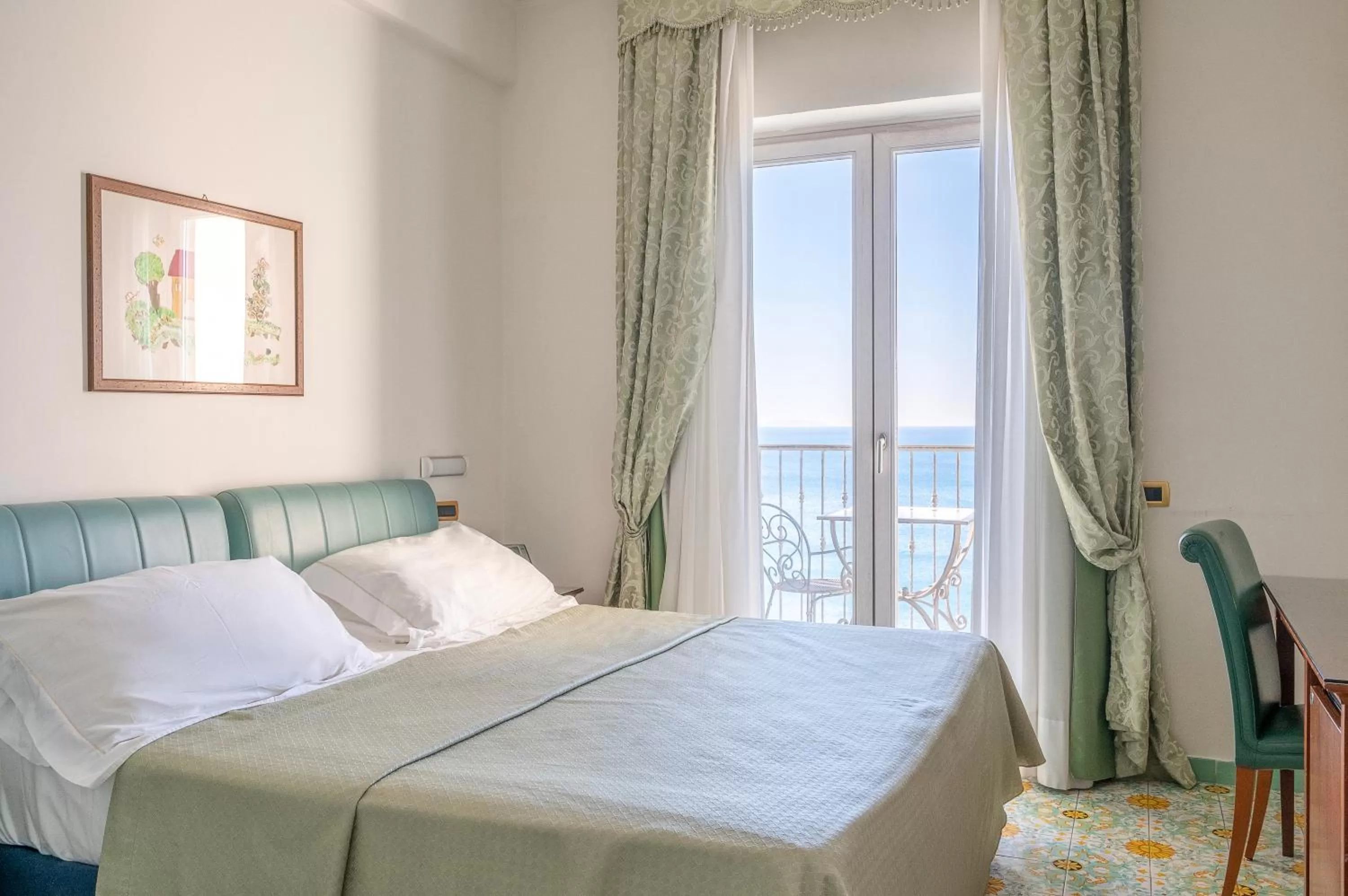 Bedroom, Bed in Lloyd's Baia Hotel