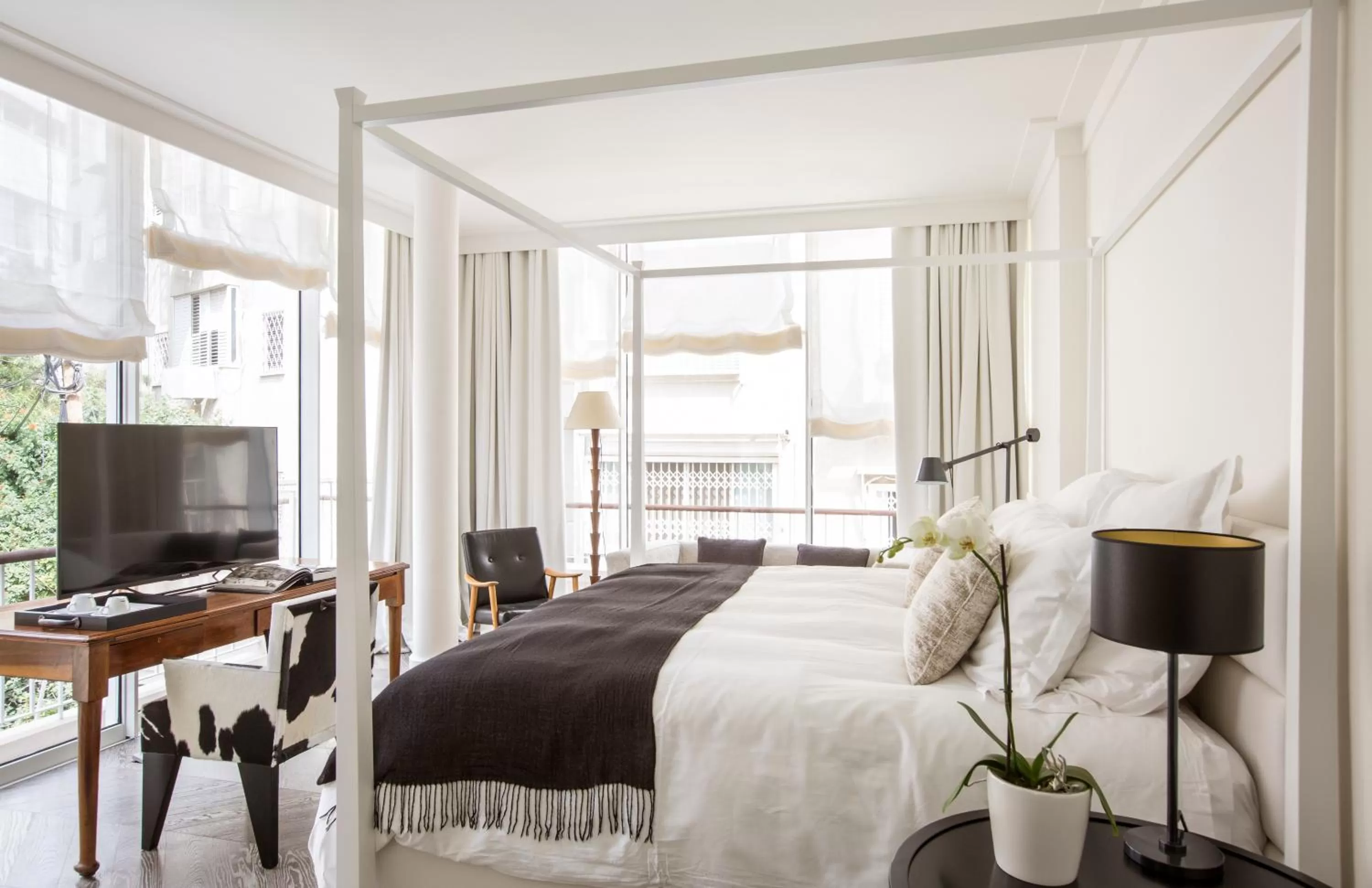 Photo of the whole room, TV/Entertainment Center in White Villa Tel Aviv Hotel