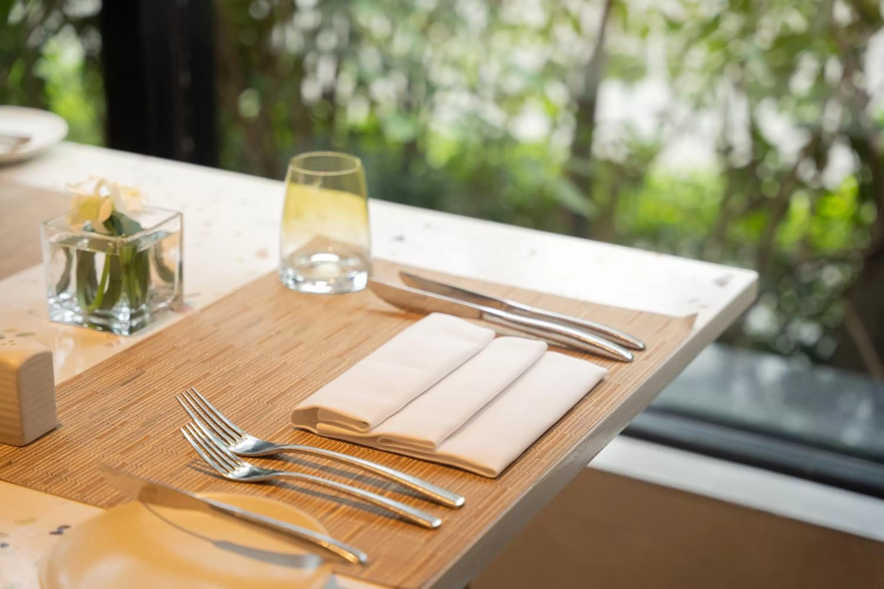 Restaurant/places to eat in Melia Hanoi