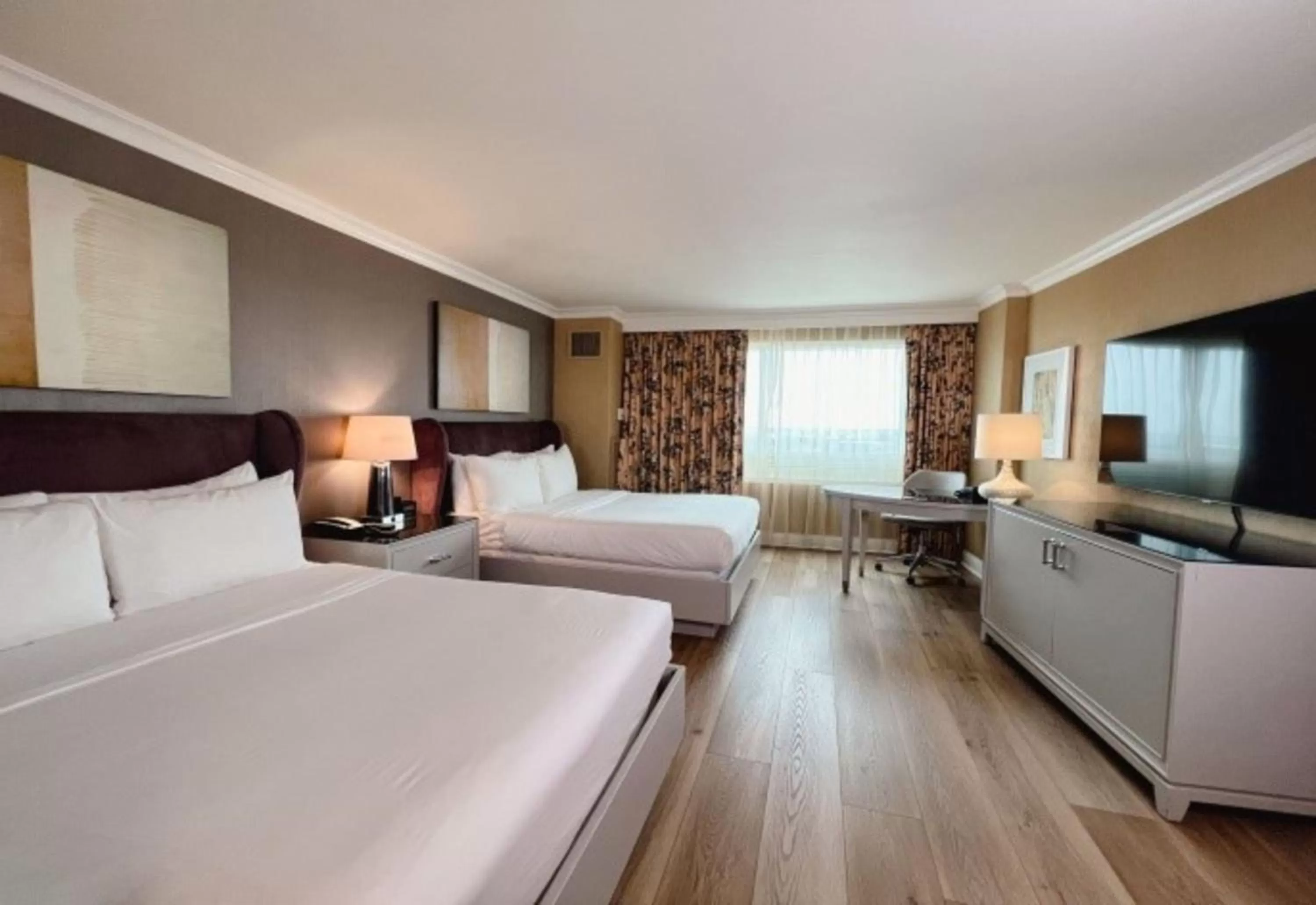 Bedroom, Bed in The Commerce Casino & Hotel