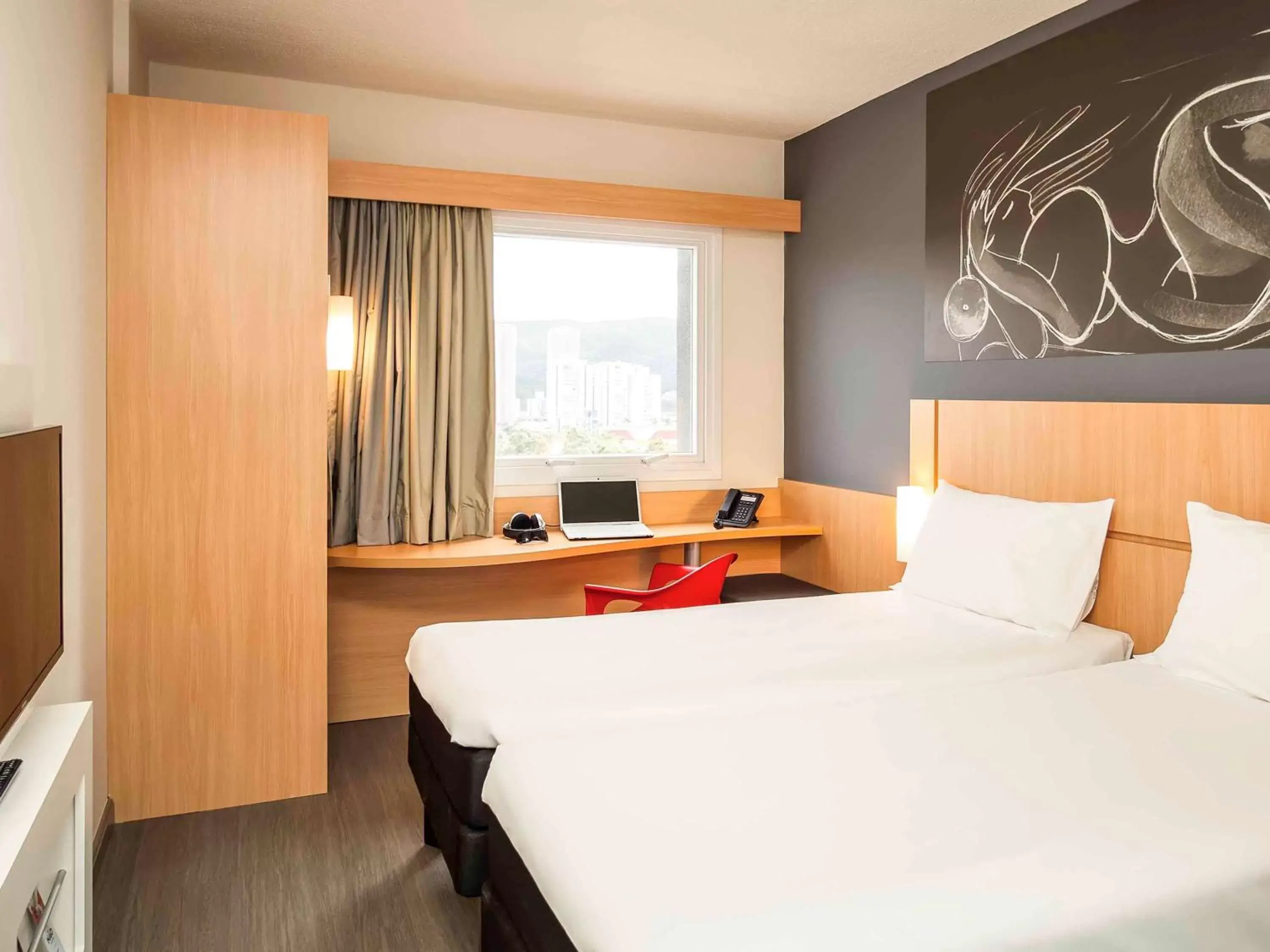 Standard Twin Room in ibis Annecy Centre Vieille Ville Standard Twin Room in ibis Annecy Centre Vieille Ville
