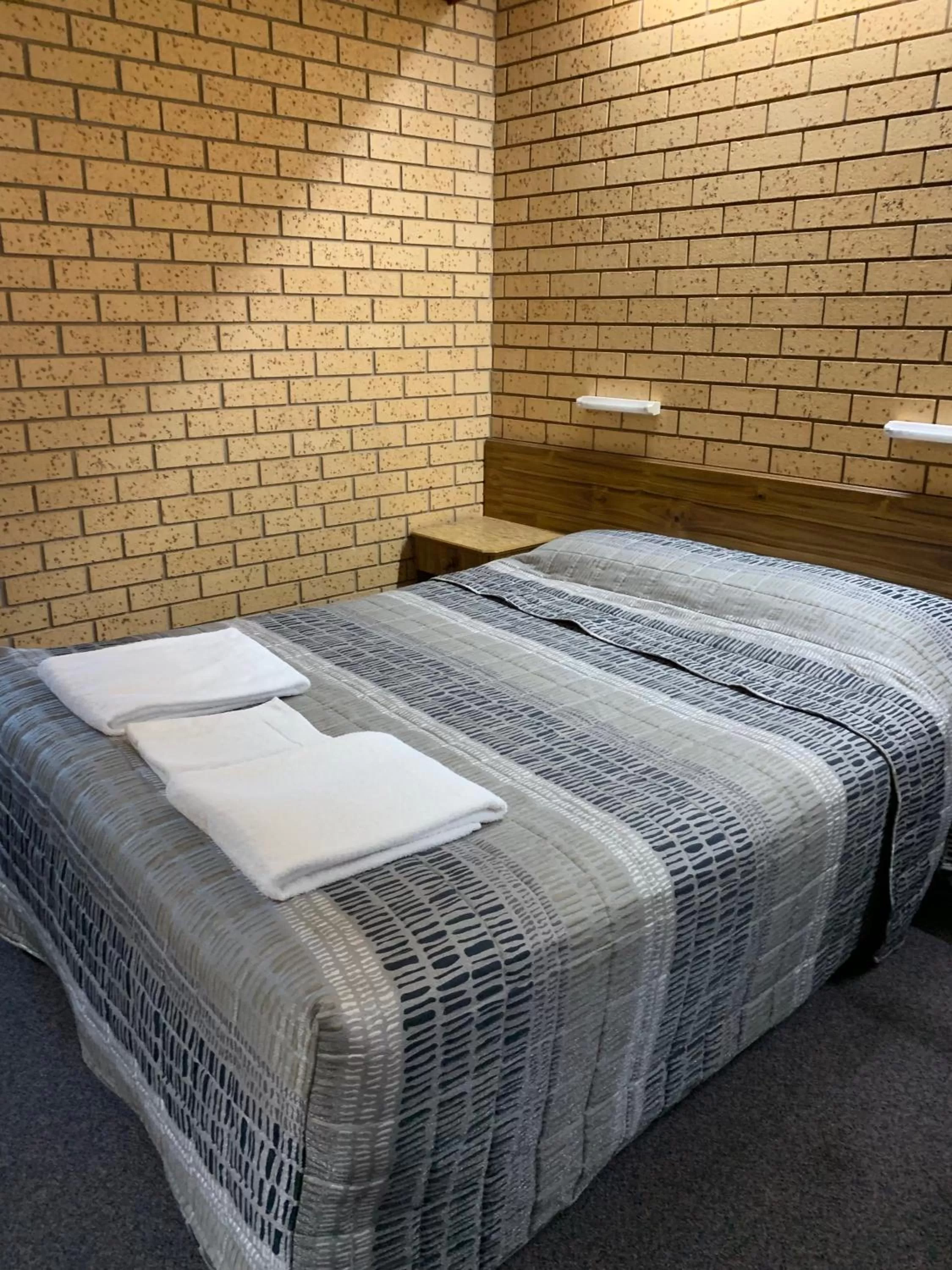 Bedroom, Bed in Lakeview Motel