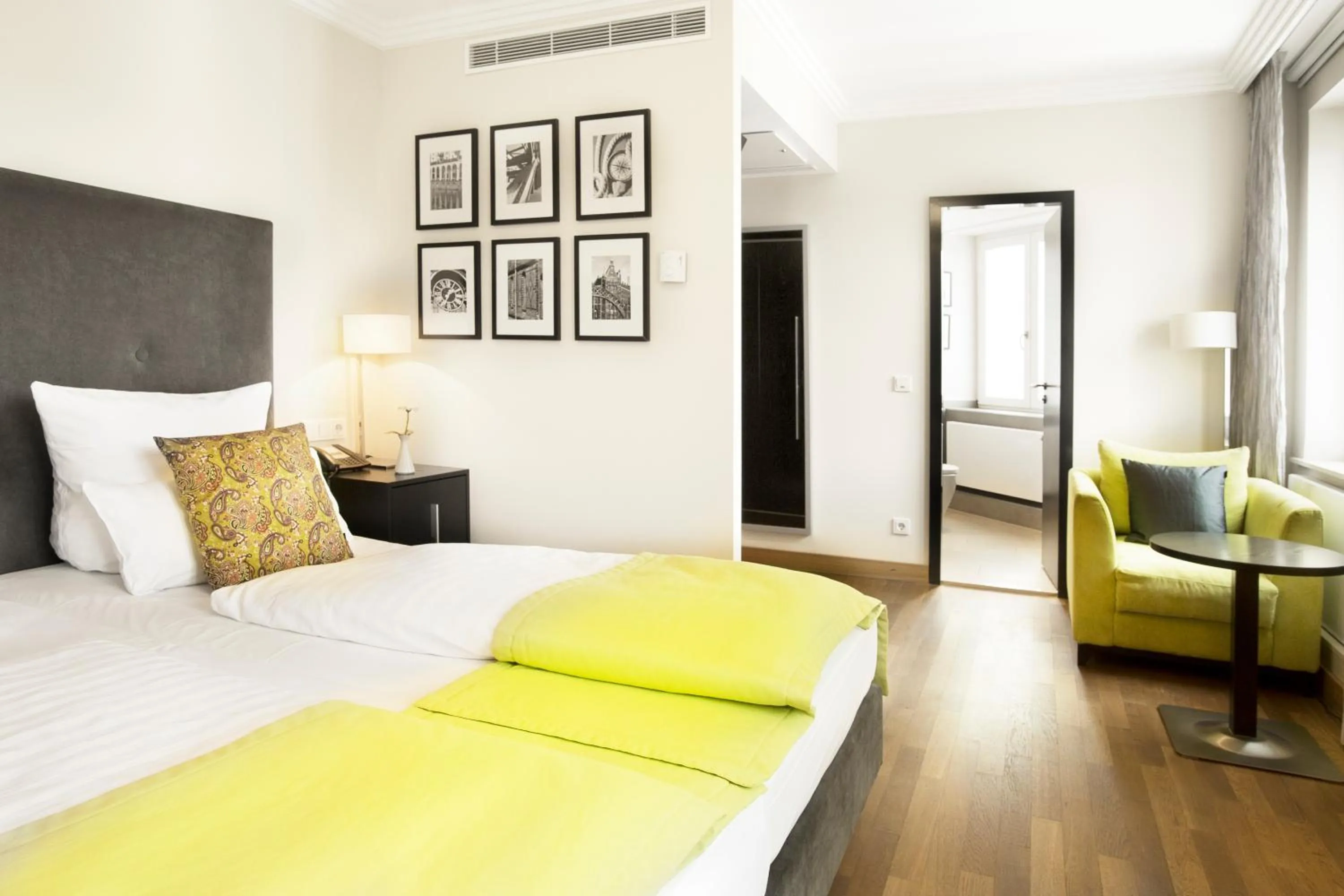 Photo of the whole room, Bed in Hotel Hamburger Hof