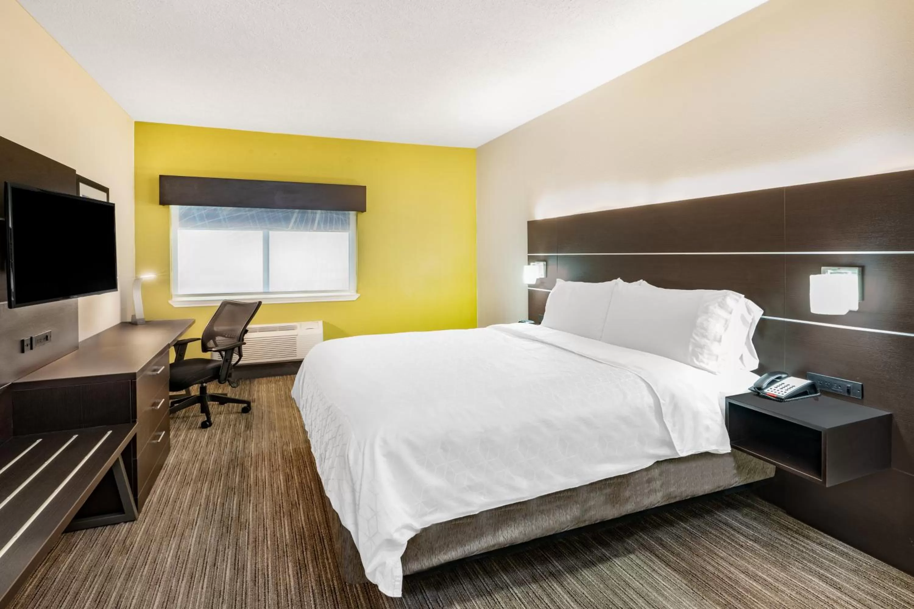 Photo of the whole room, Bed in Holiday Inn Express Hotel & Suites Albuquerque - North Balloon Fiesta Park by IHG