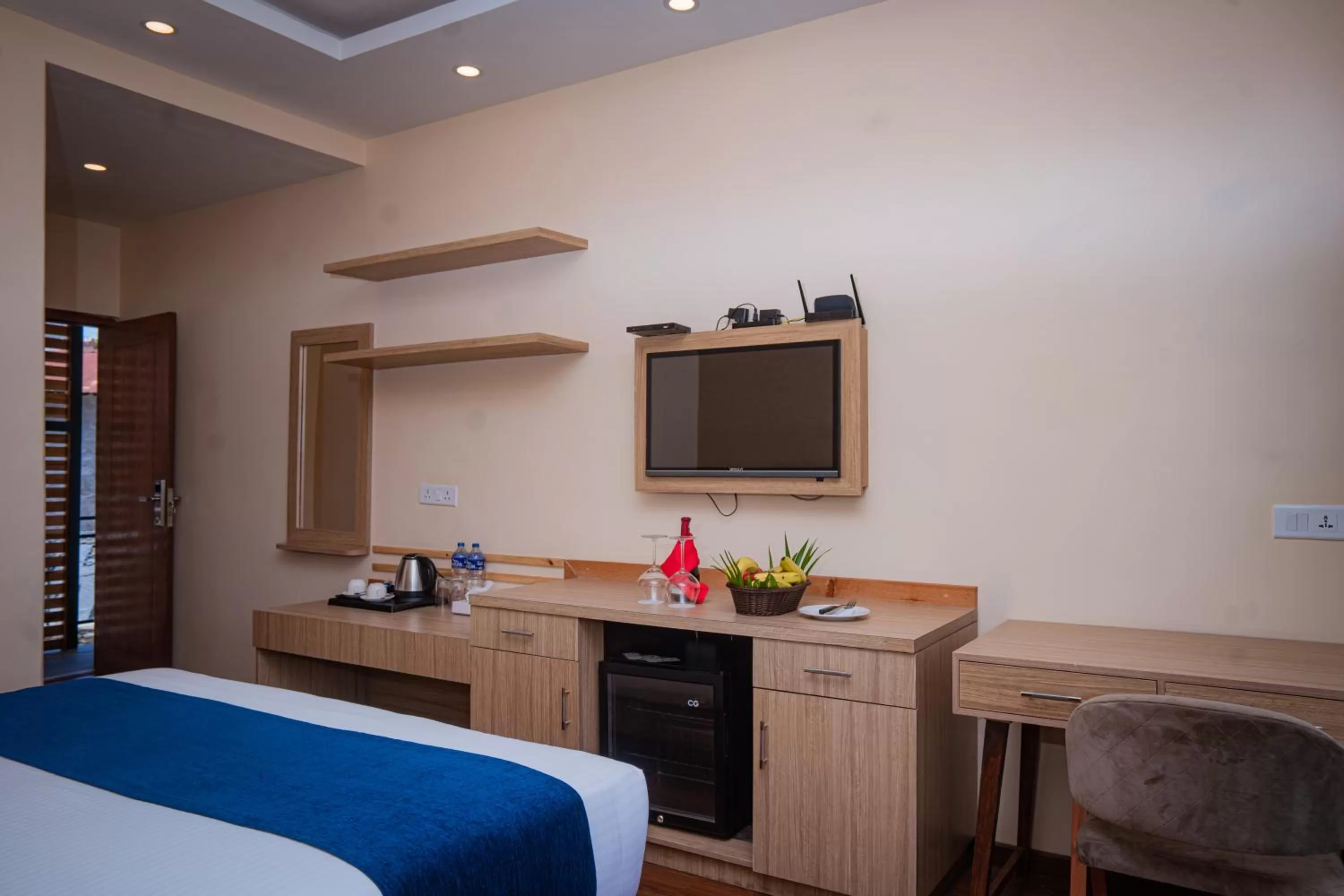 TV and multimedia, Bed in Majestic Lake Front Hotel & Suites