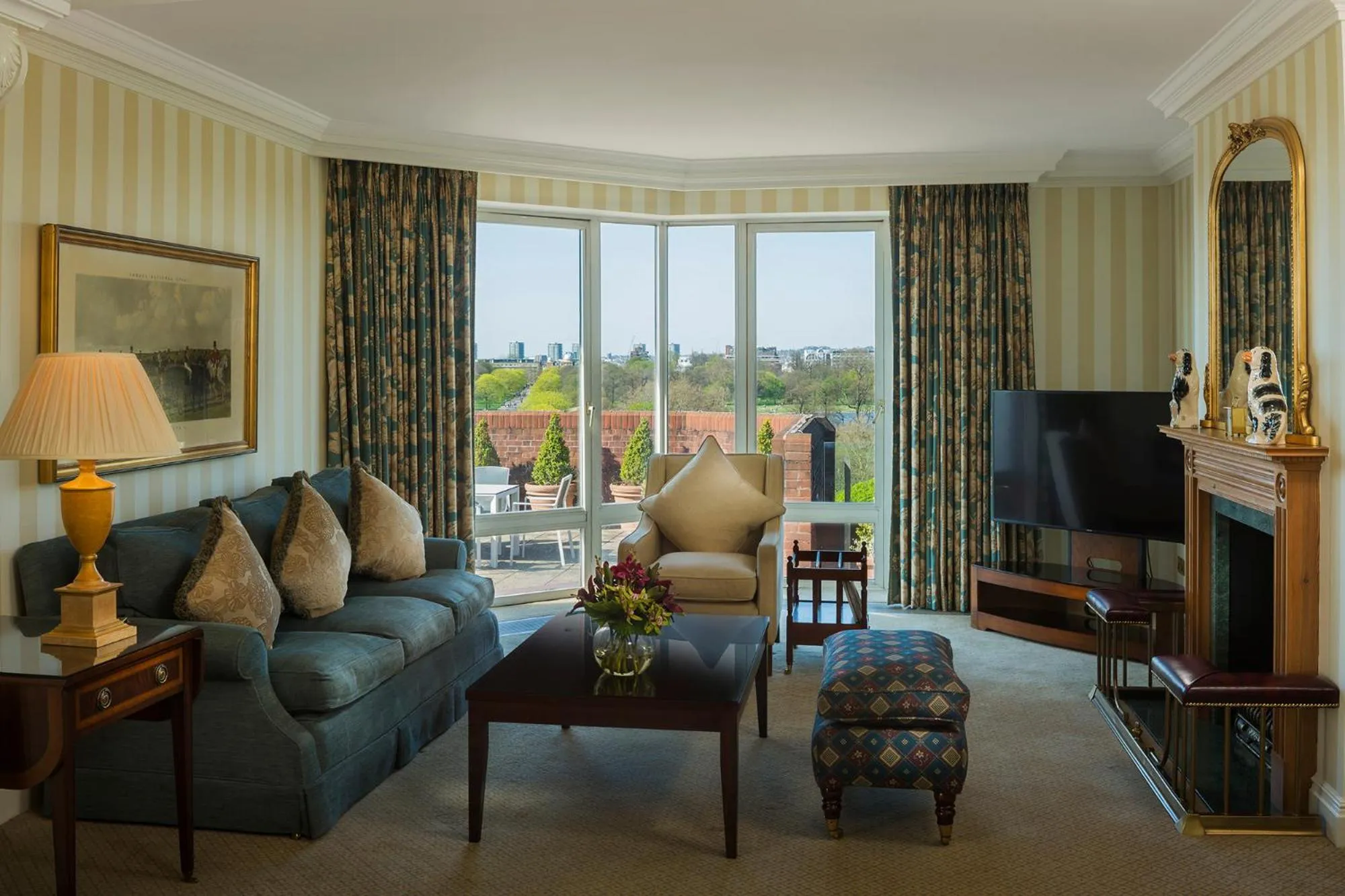 Living room in Cheval Thorney Court at Hyde Park