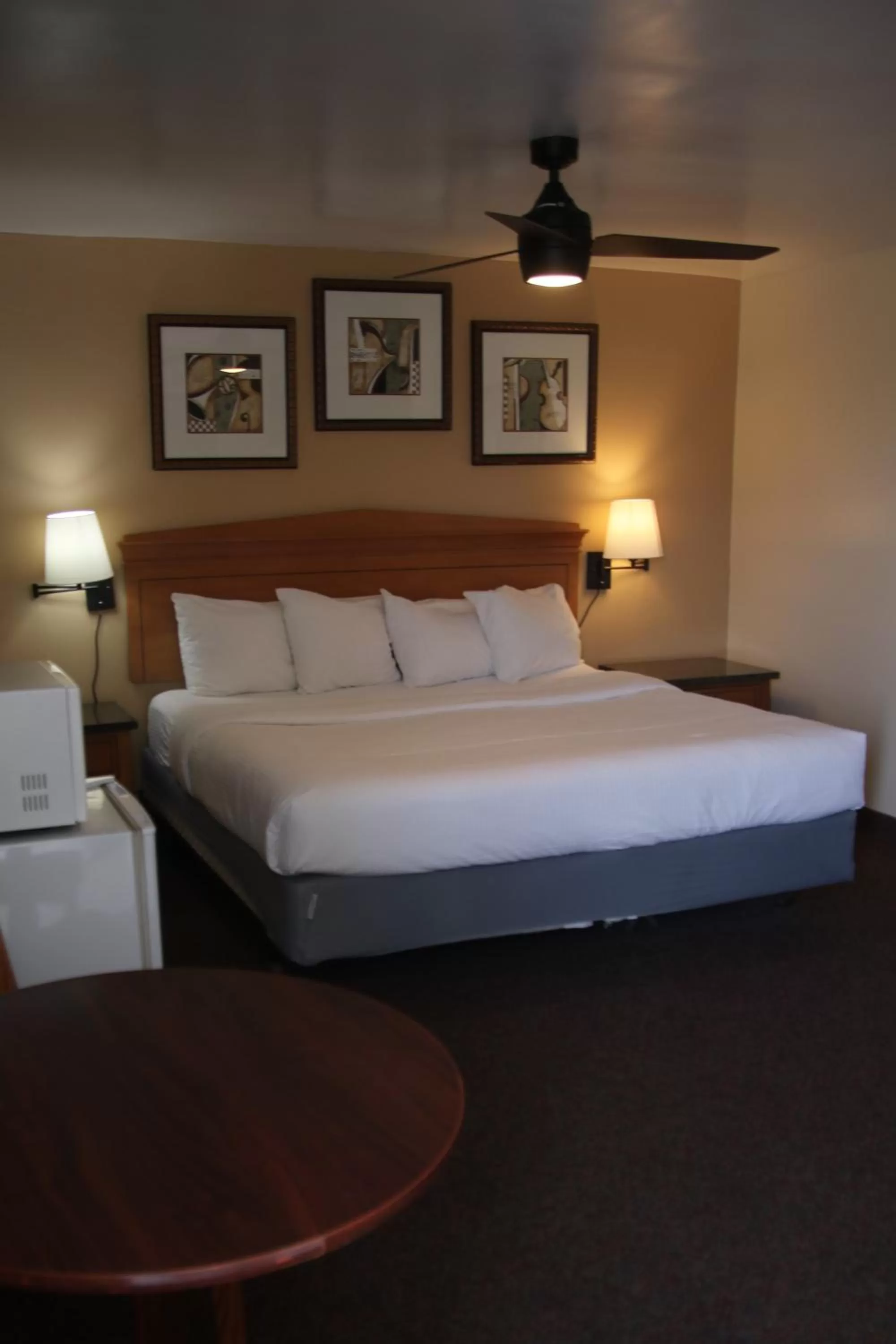 Photo of the whole room, Bed in Townhouse Motel