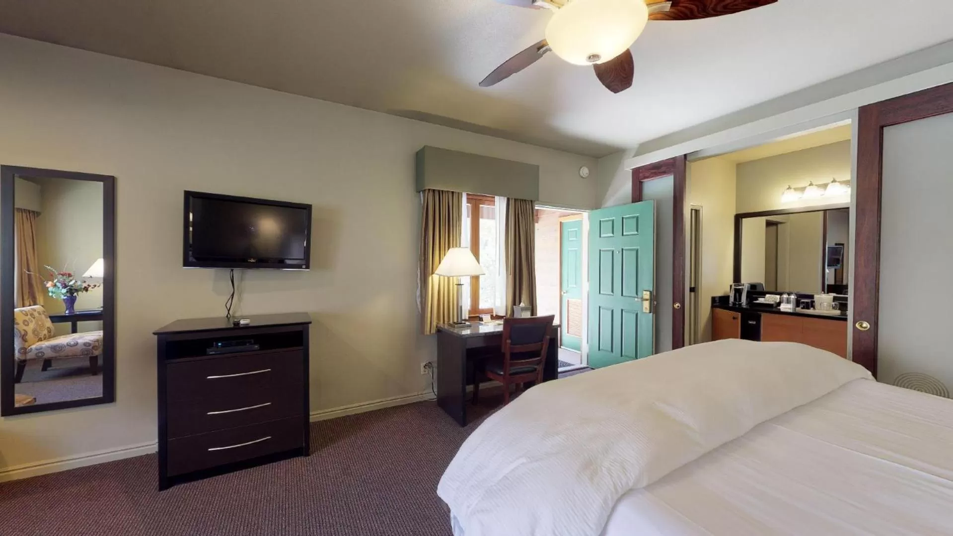 Photo of the whole room, Bed in Flanigan`s Resort and Spa