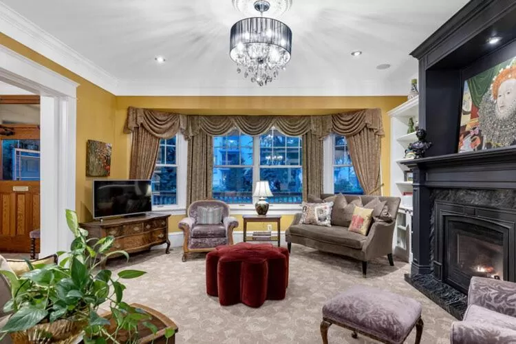 TV and multimedia, Seating Area in West End Guest House