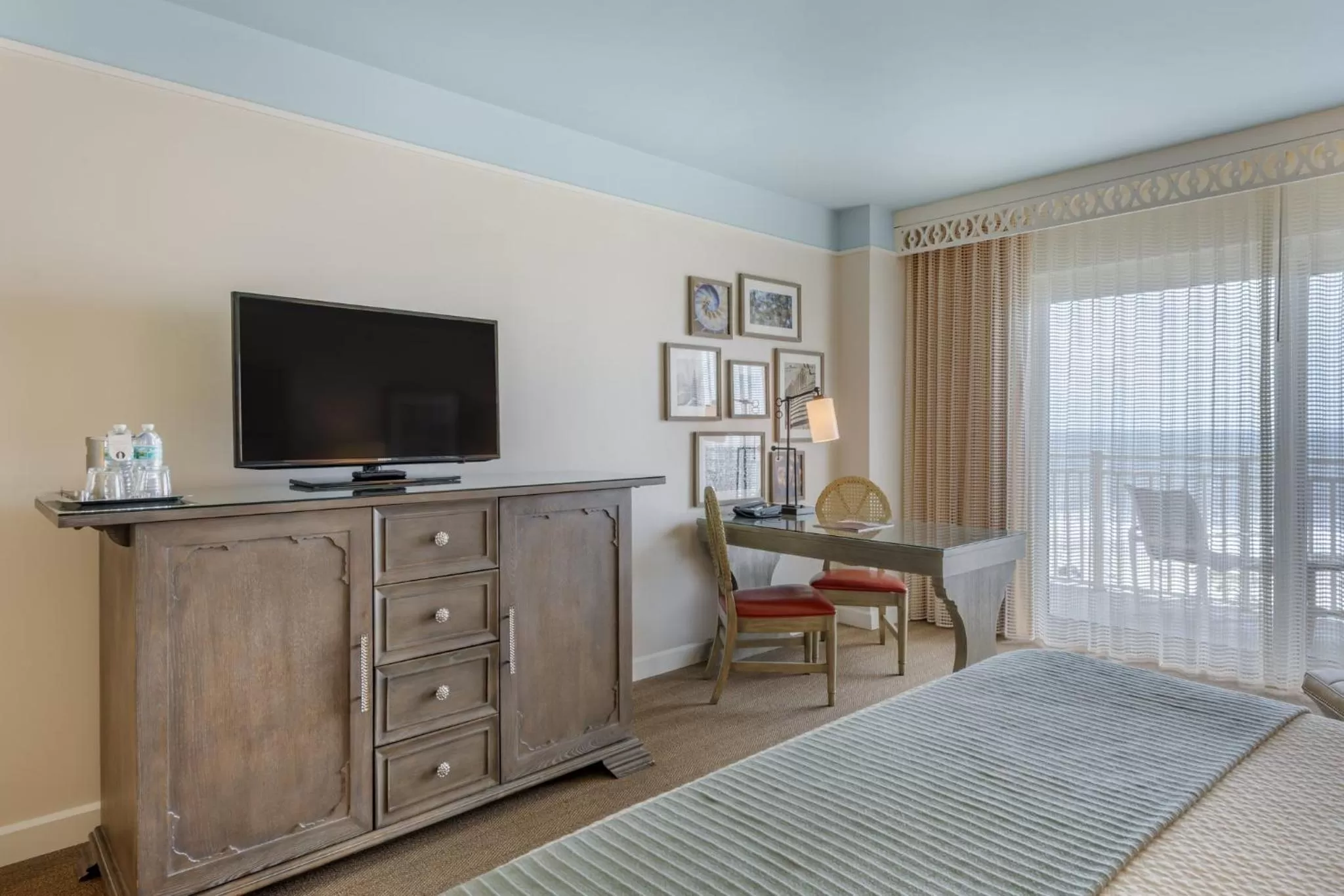 Photo of the whole room, TV/Entertainment Center in Omni Amelia Island Resort