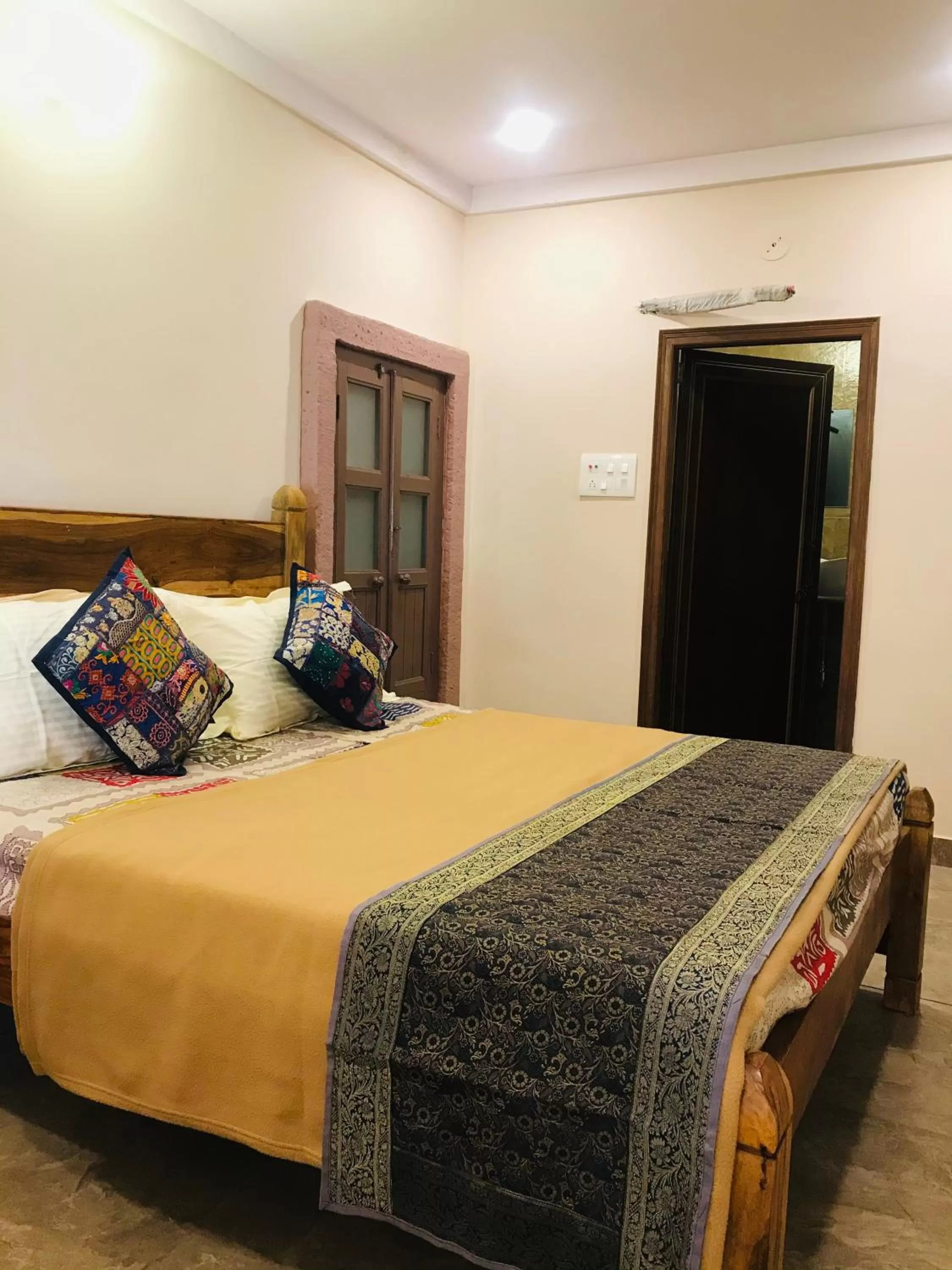 Bed in Corsican Haveli