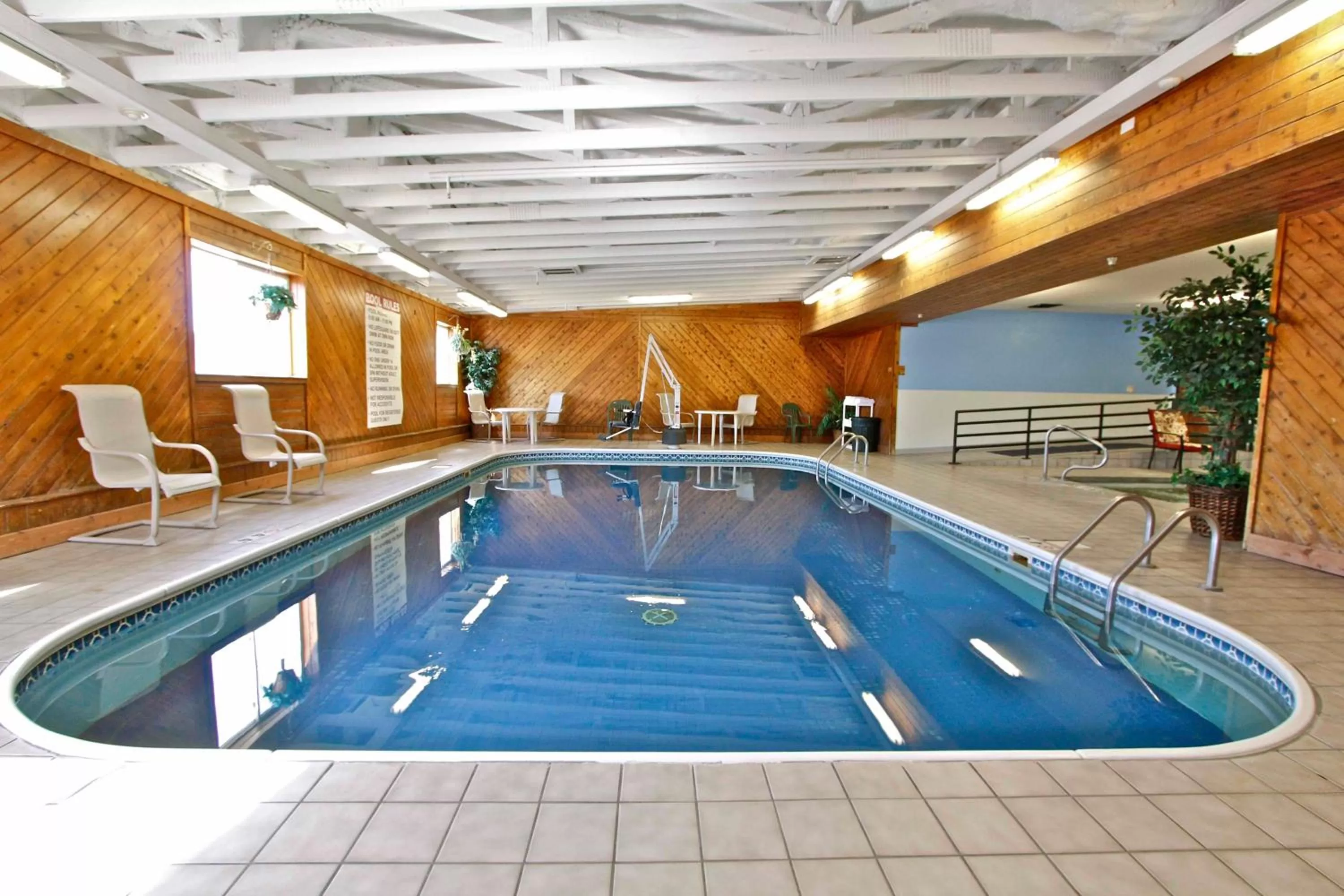 Swimming pool in Governors Inn a Travelodge by Wyndham