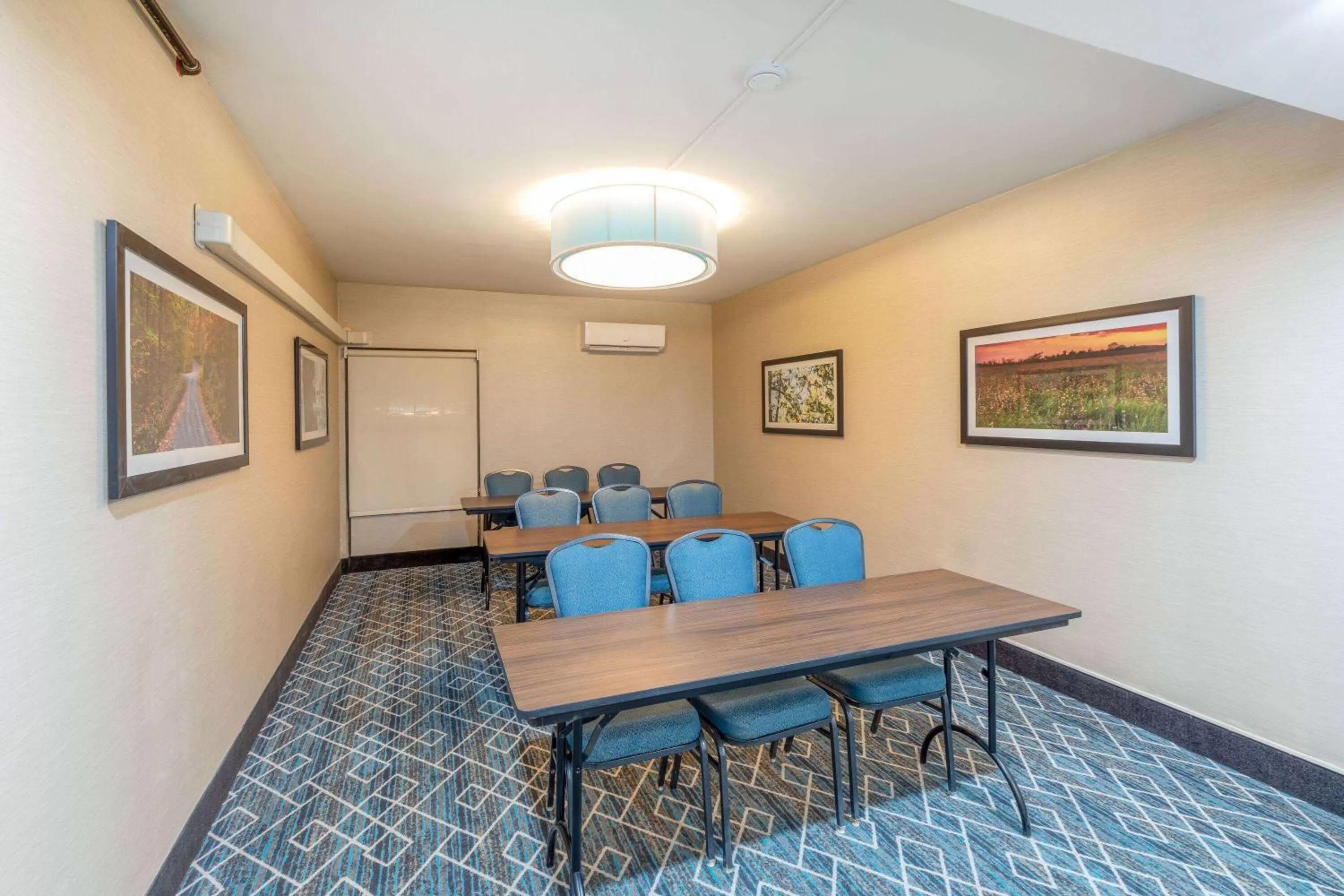 Meeting/conference room in La Quinta by Wyndham Jonesboro