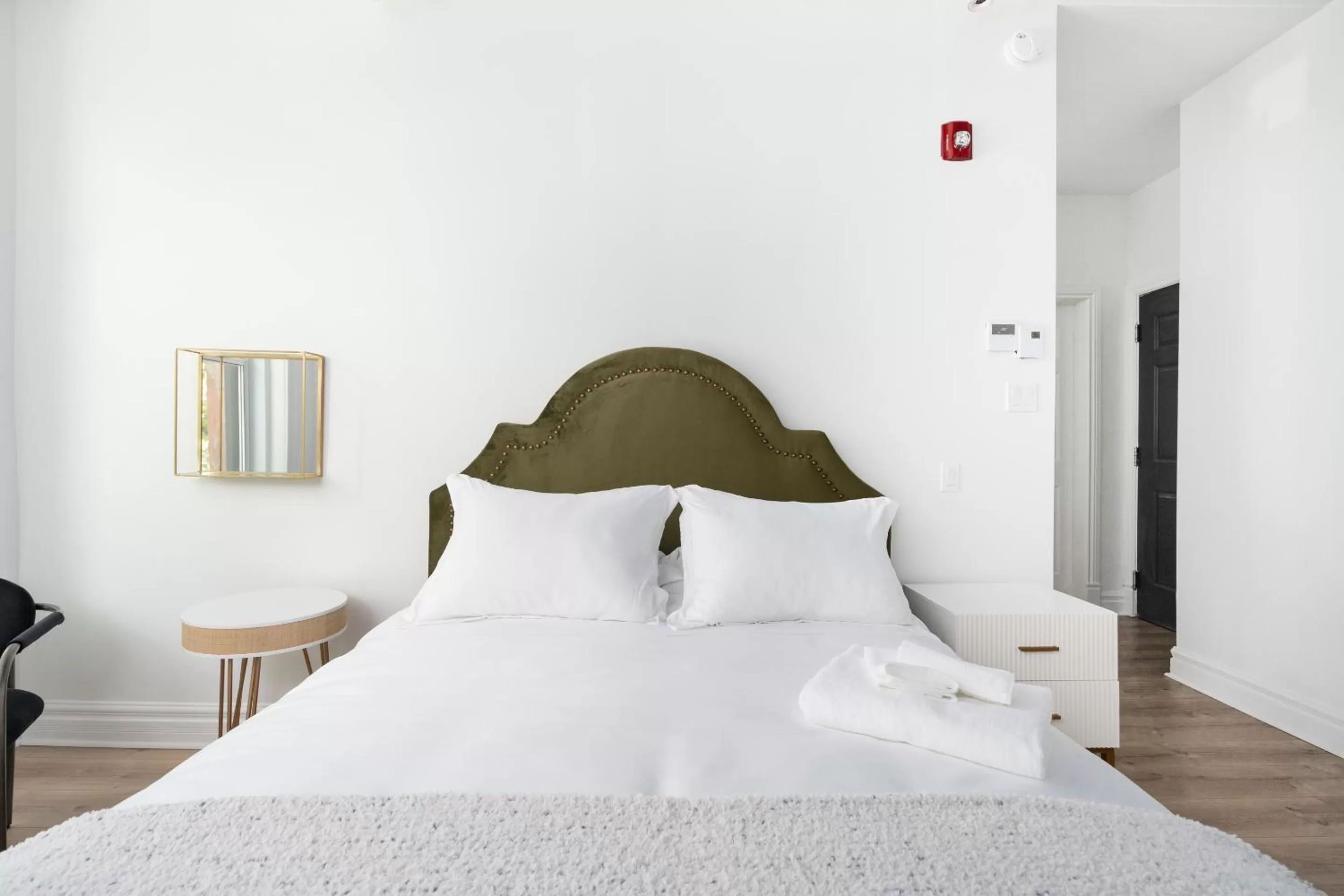 Bed in Le Penfield Par Nomade MTL