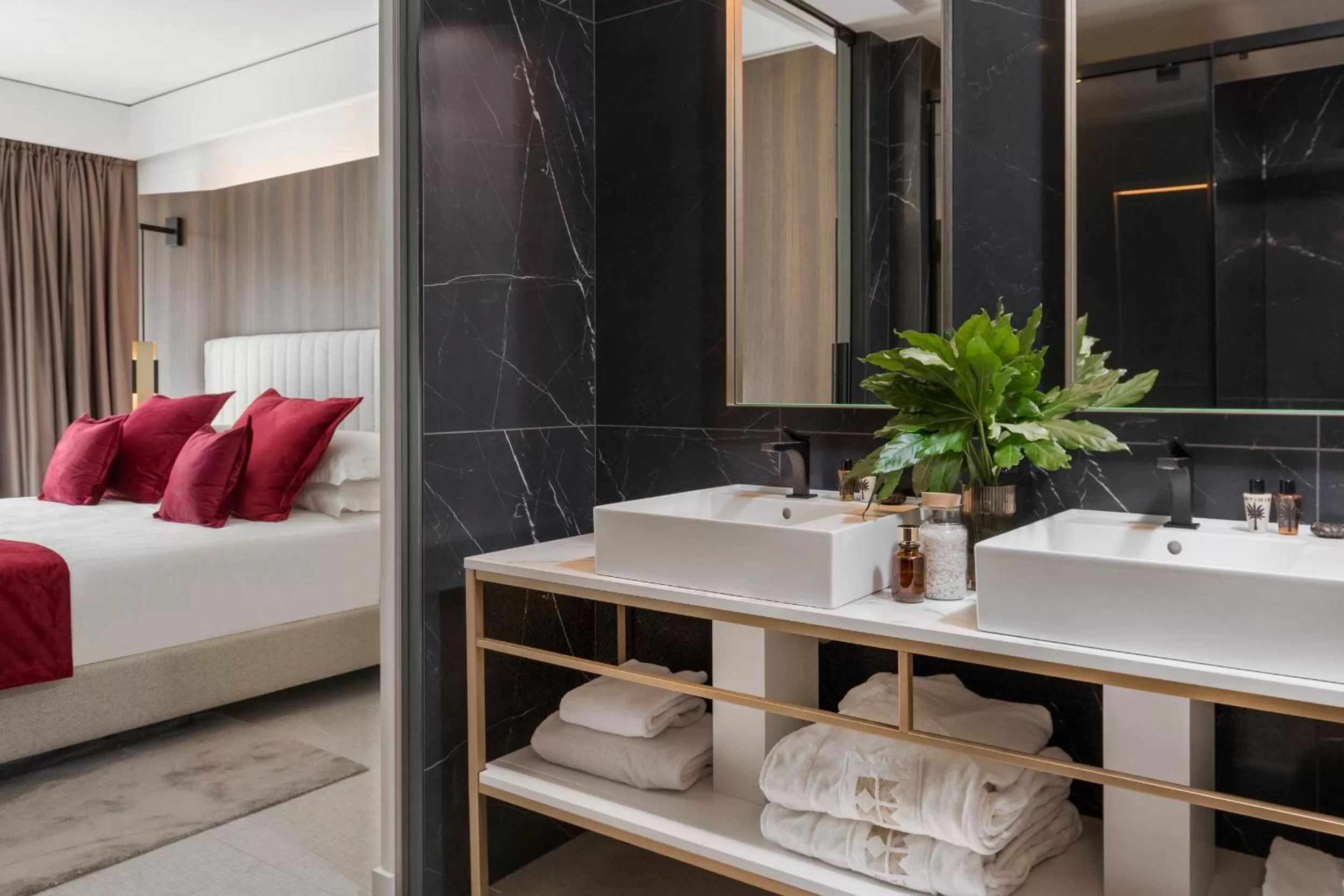 Hot Tub, Bed in We Me Suite Hotel