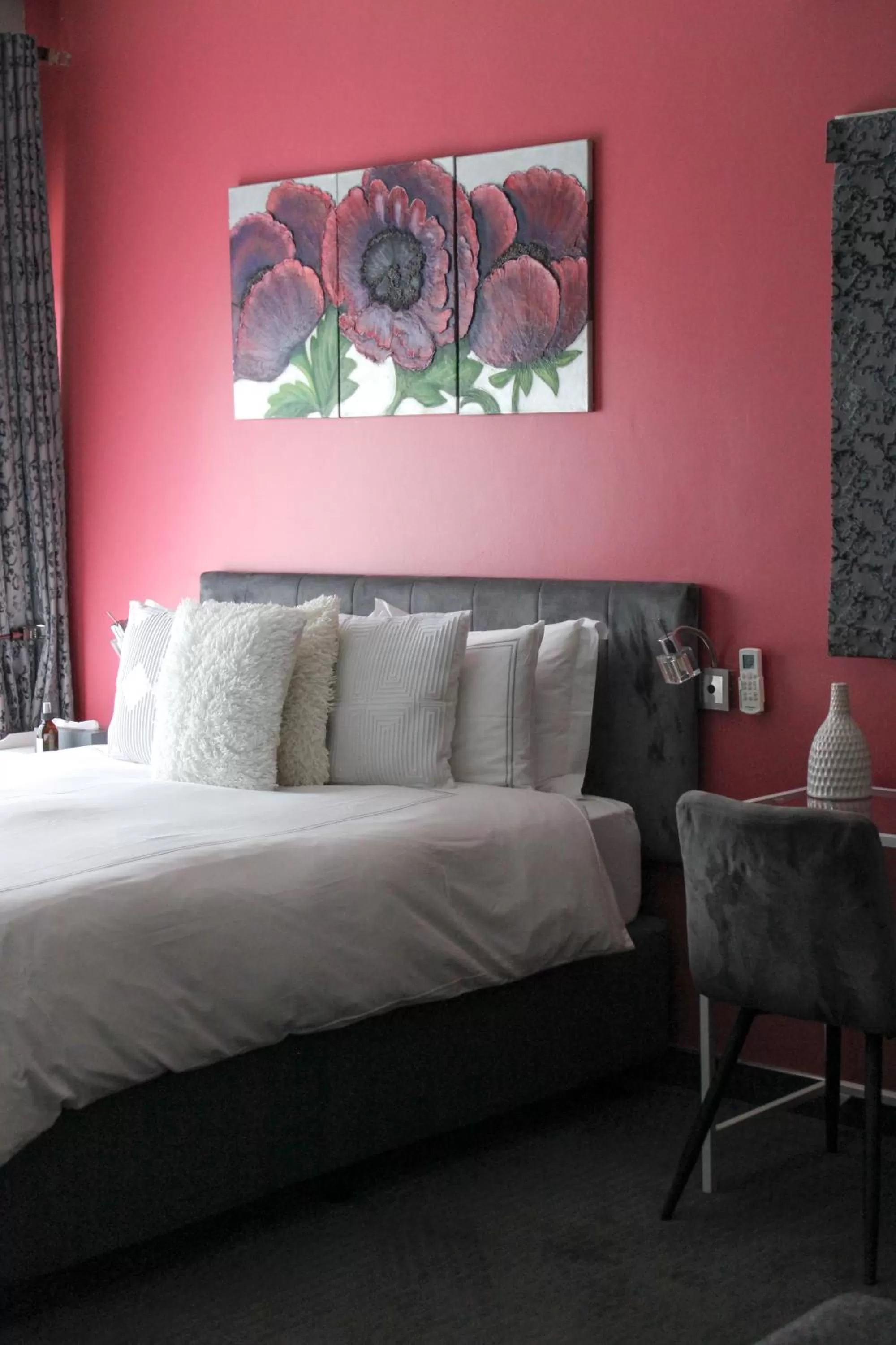 Photo of the whole room, Bed in The Raz