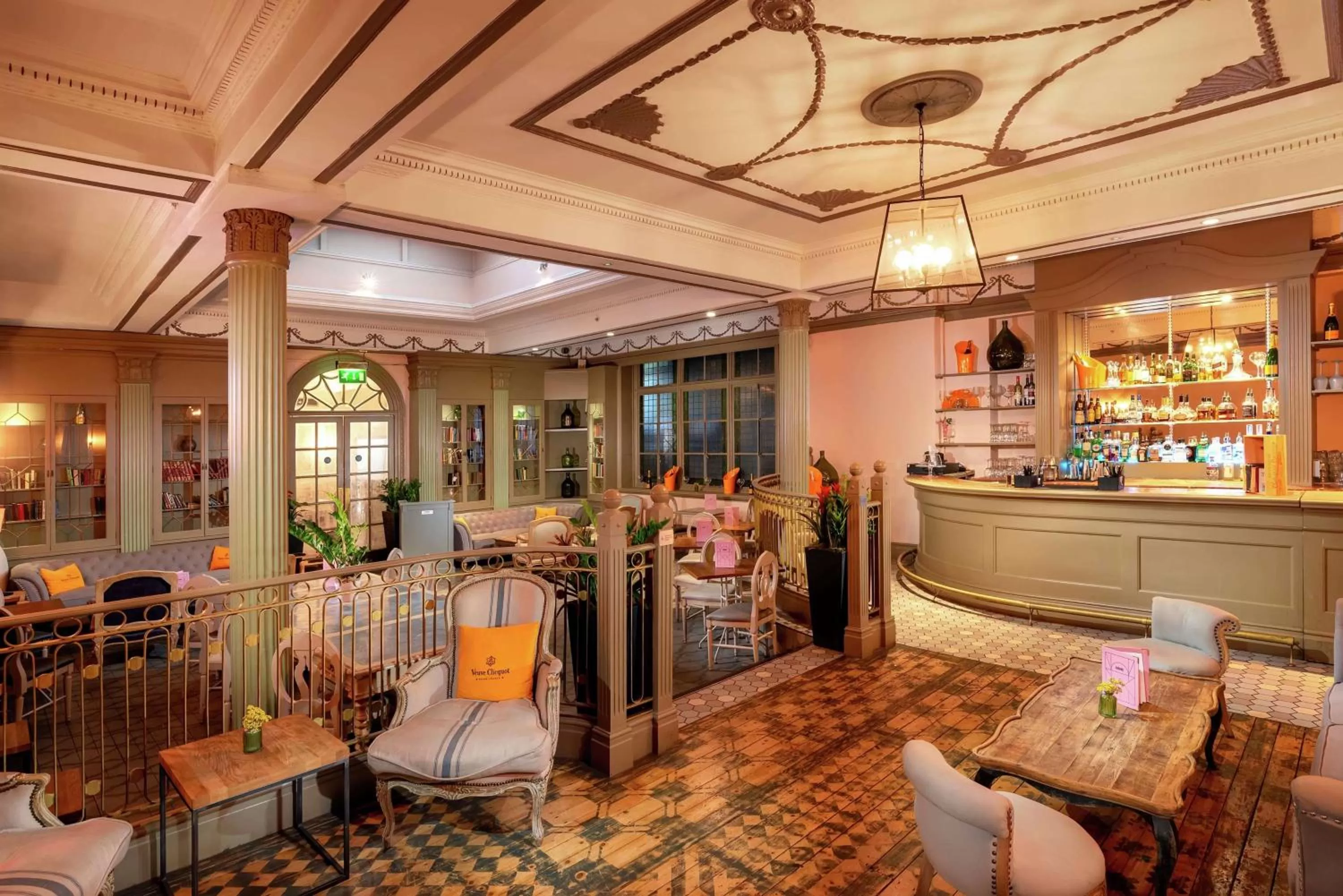 Lounge or bar in Hilton London Hyde Park