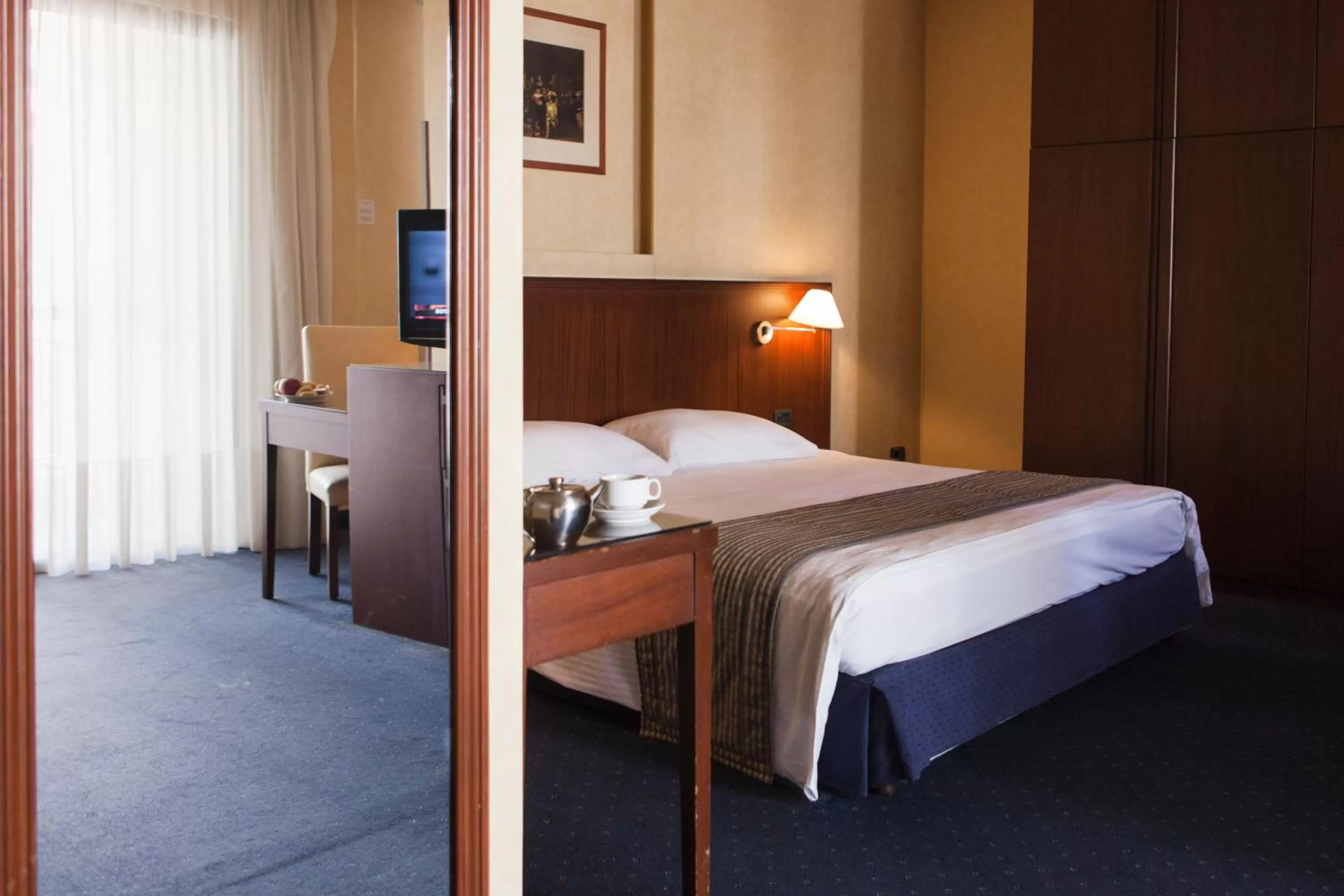 Photo of the whole room, Bed in The Mayflower Hotel