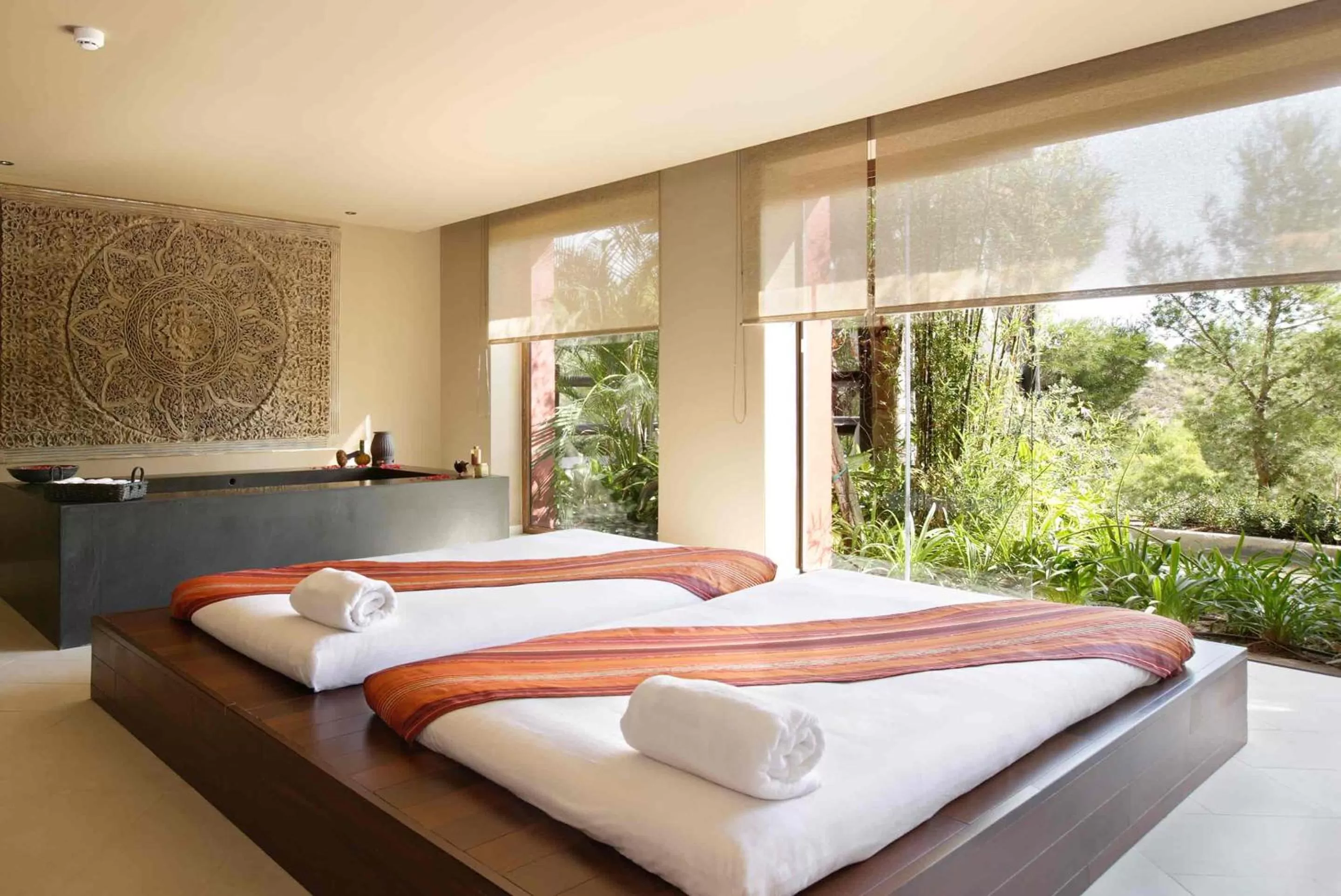 Staff, Bed in Asia Gardens Hotel & Thai Spa, a Royal Hideaway Hotel