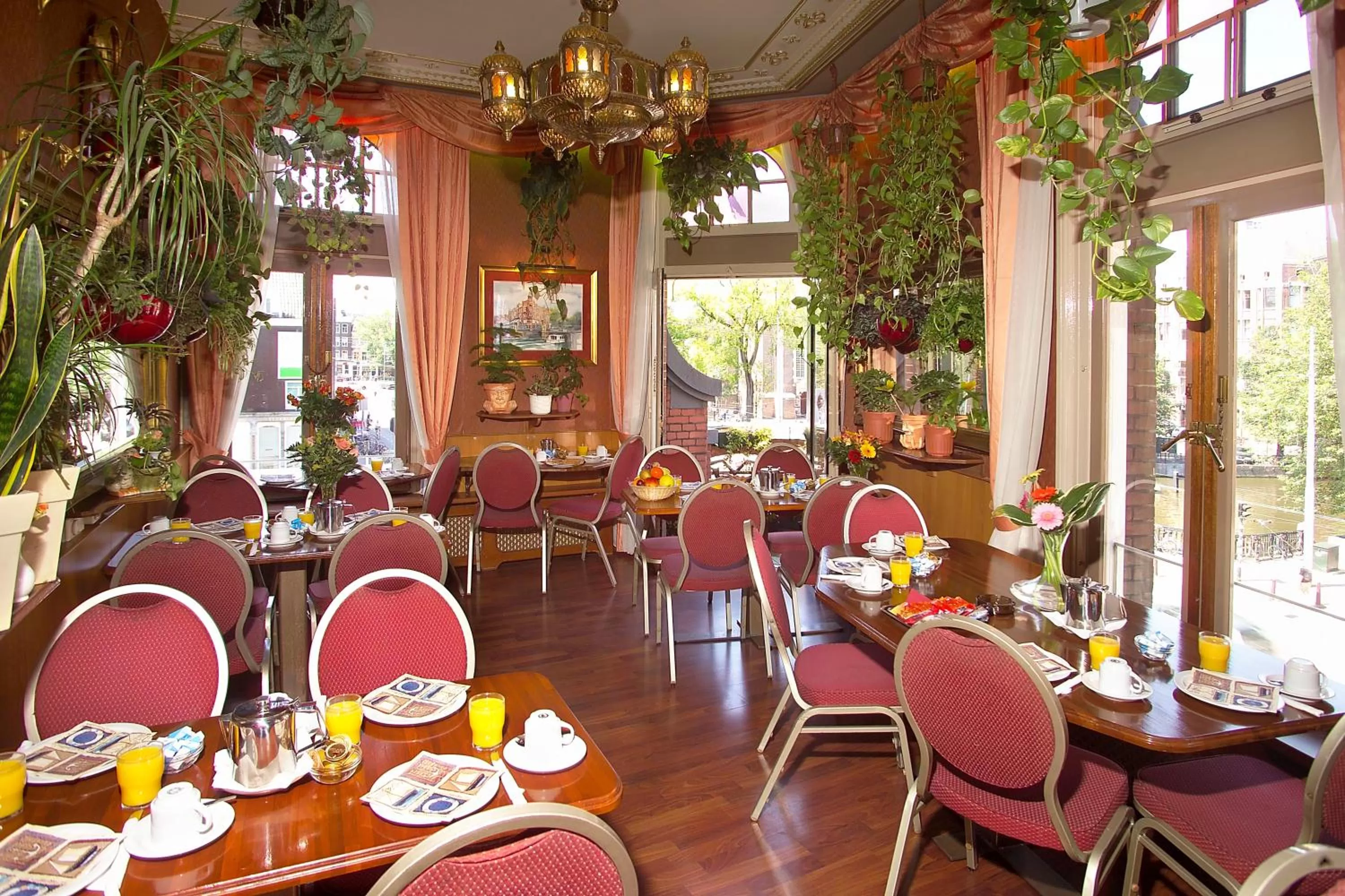 Restaurant/places to eat in Nadia Hotel