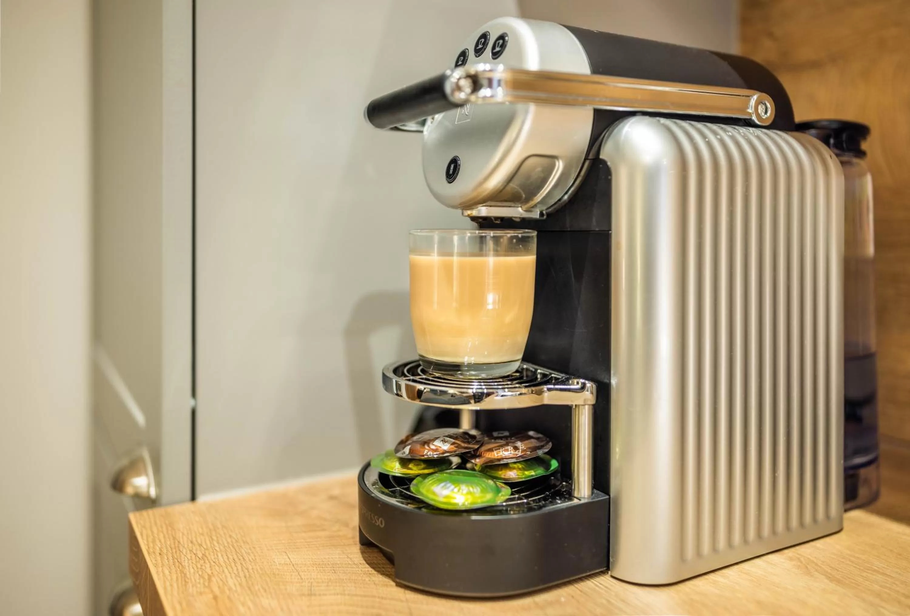 Coffee/tea facilities in Jimmy's Apartments Emerald