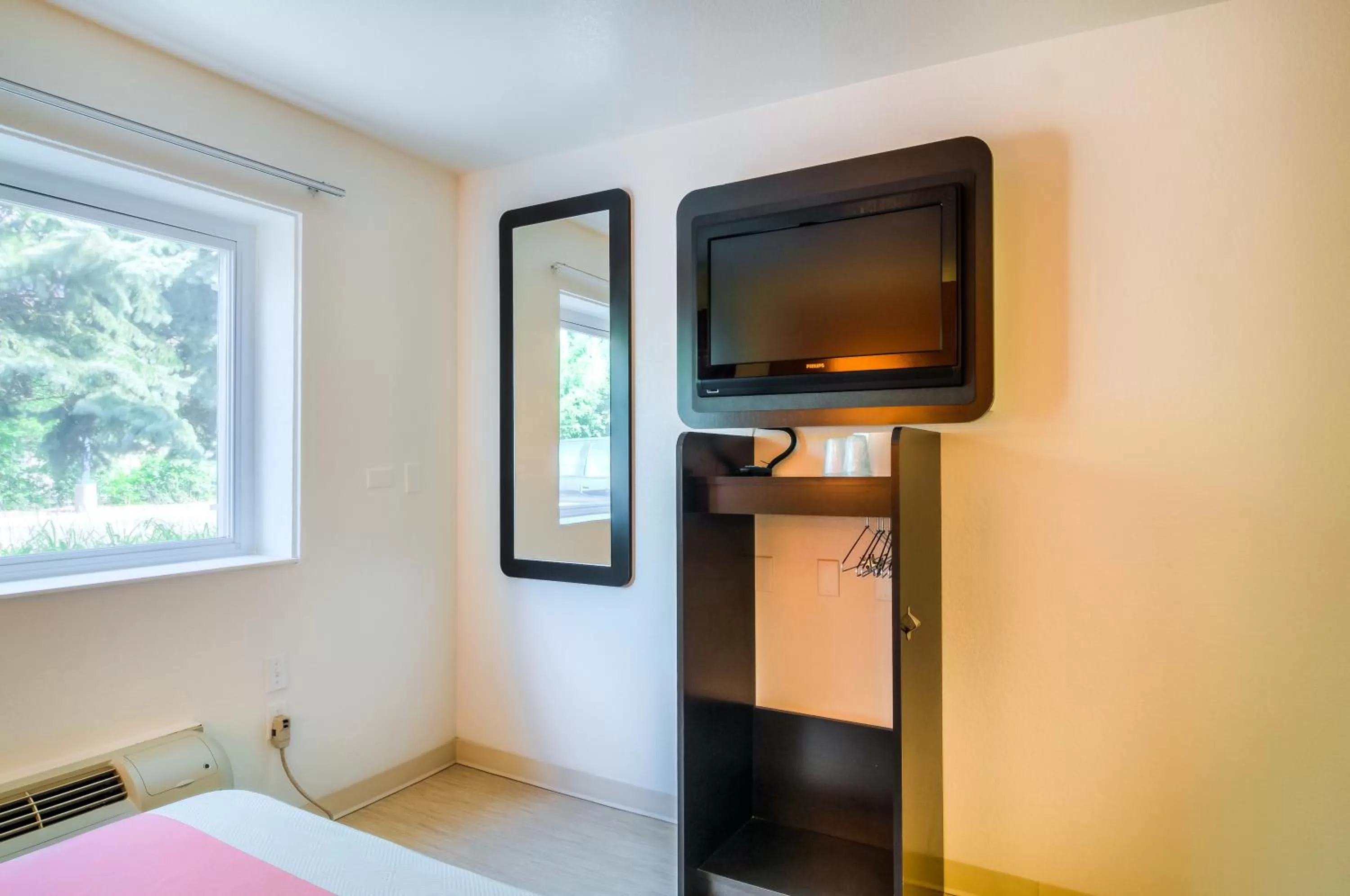 TV and multimedia, Bed in Motel 6-Arlington Heights, IL - Chicago North Central