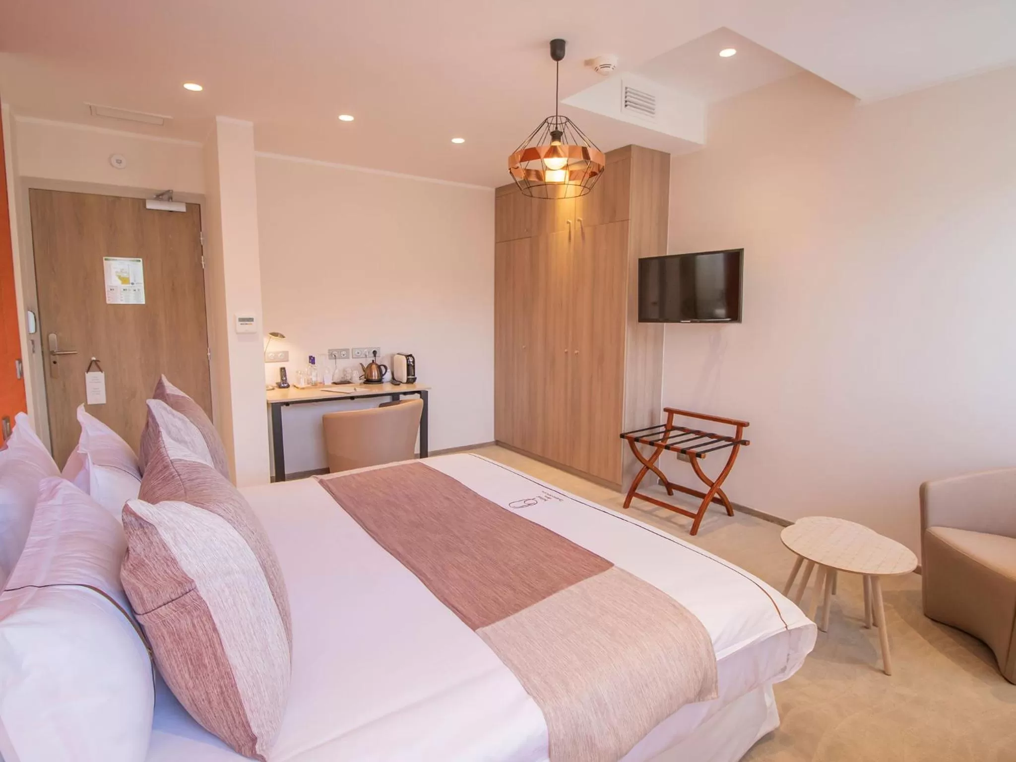 Photo of the whole room, Bed in Hotel des Quinconces Bordeaux Centre