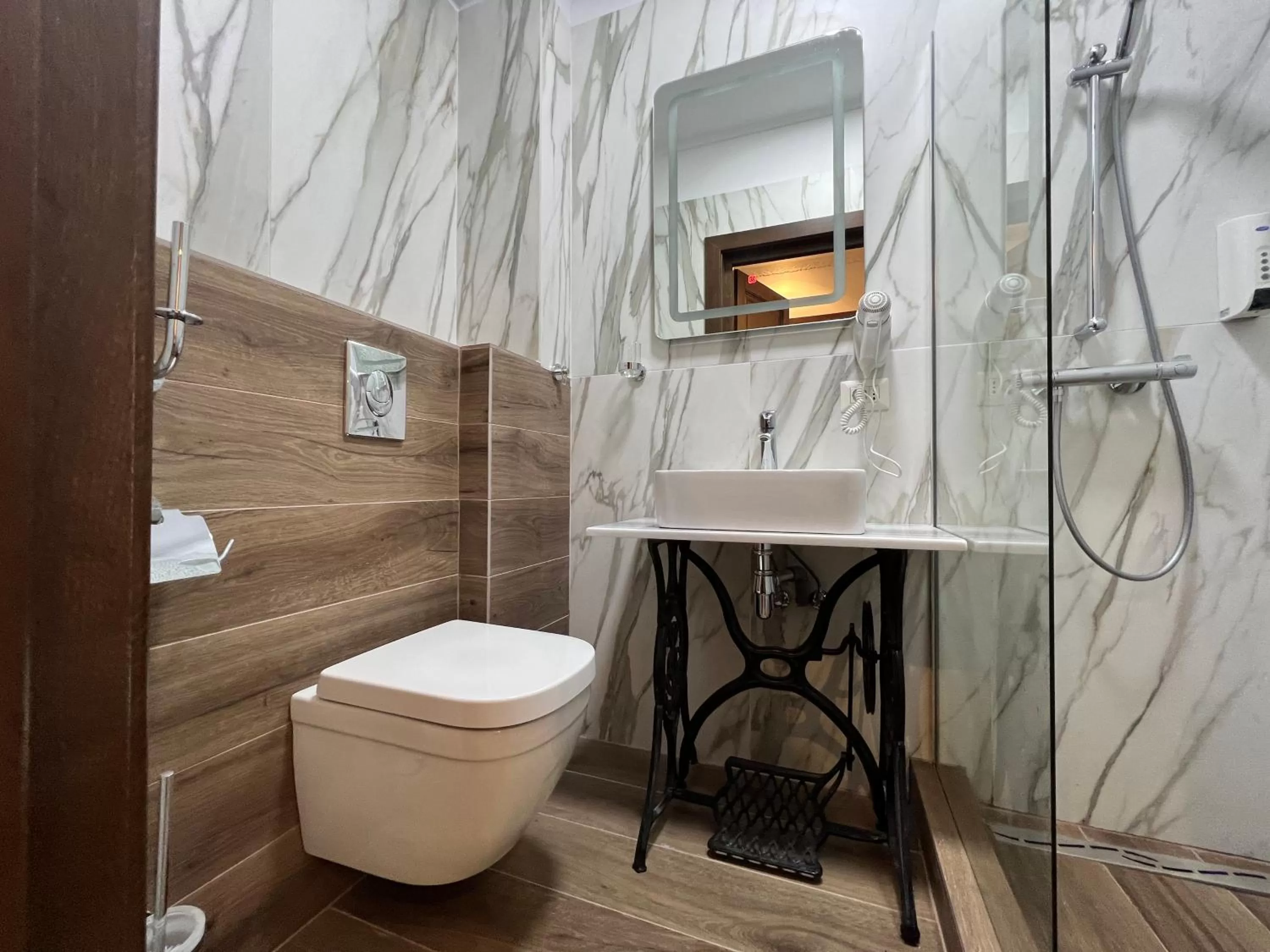 Bathroom in Hotel Boutique Cathedral Plaza Residences room for rent downtown