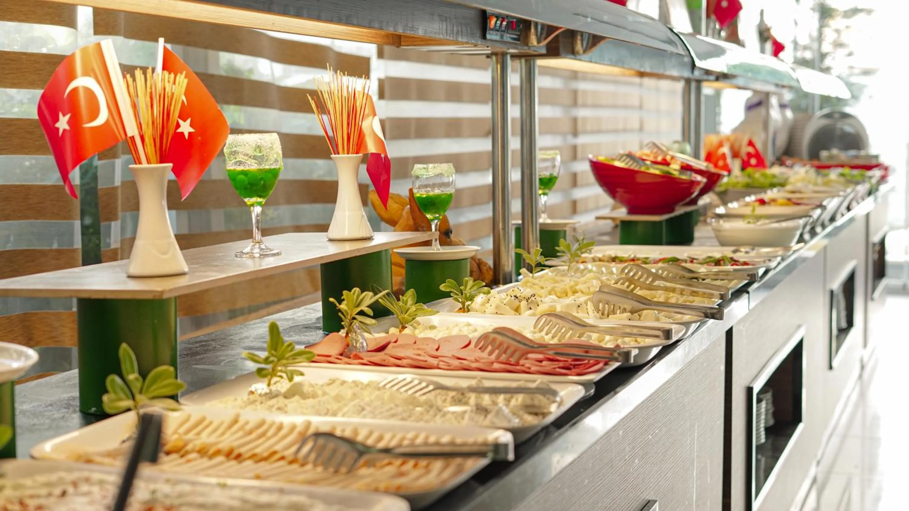 Restaurant/places to eat in Hawaii Suite Beach Hotel