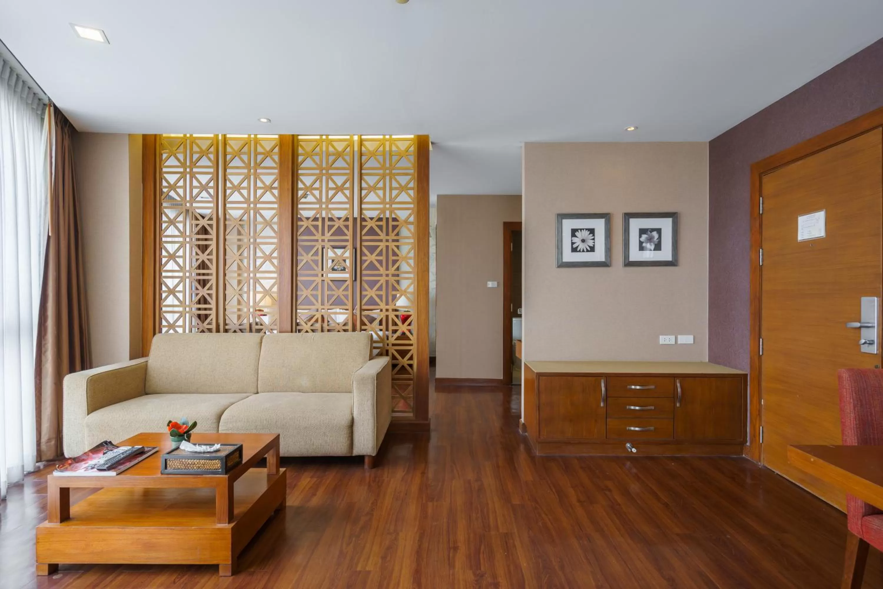 Living room, Bed in Lantana Resort Hotel Bangkok
