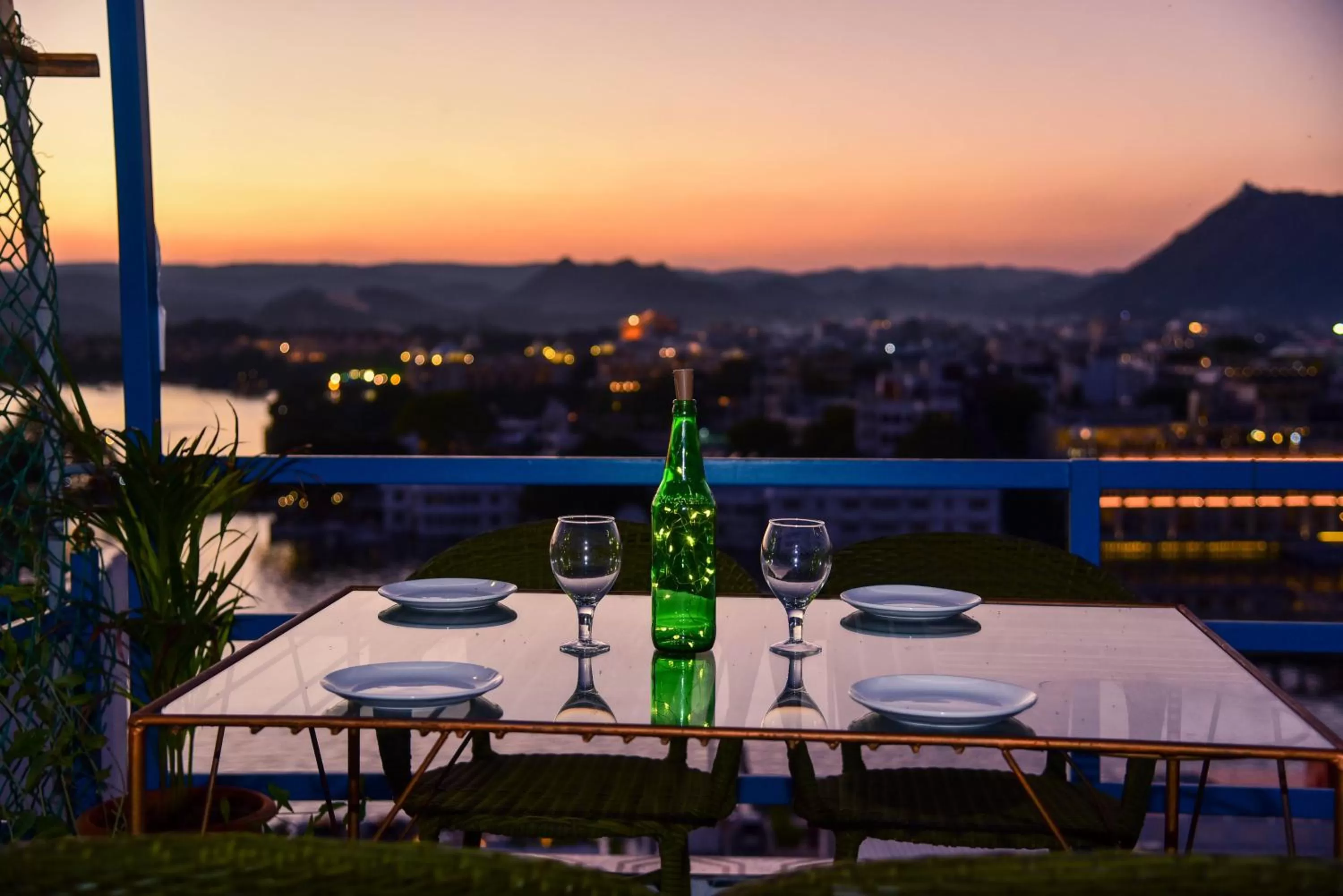 Restaurant/places to eat in Hotel Casa by the lake