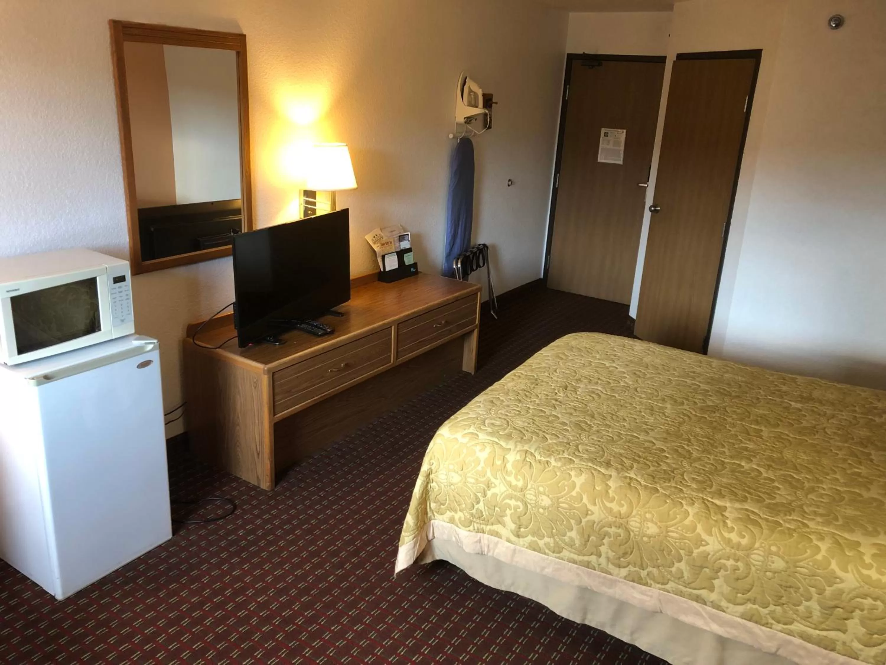 Photo of the whole room, Bed in Super 8 by Wyndham The Dalles OR