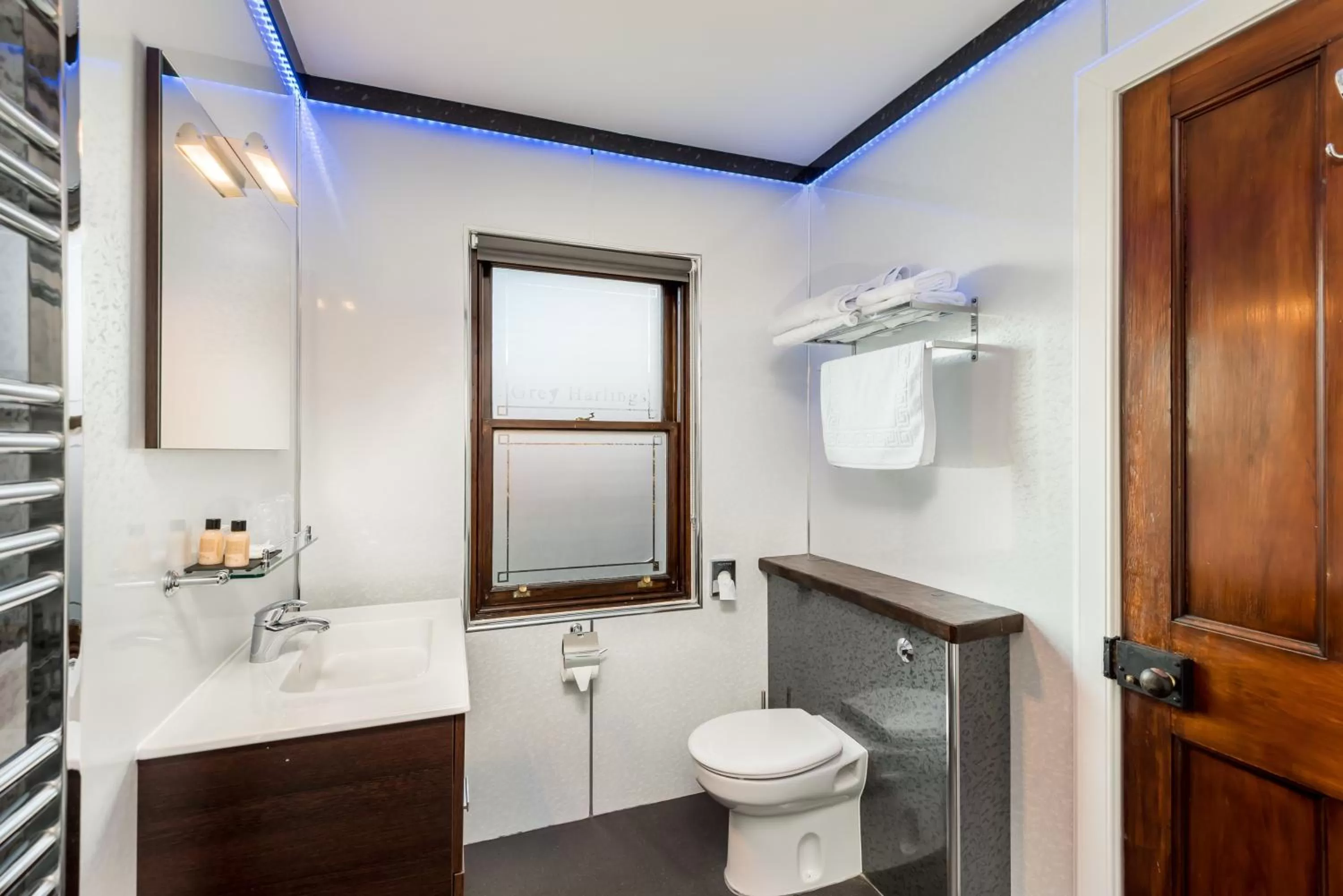 Toilet in Grey Harlings Rooms