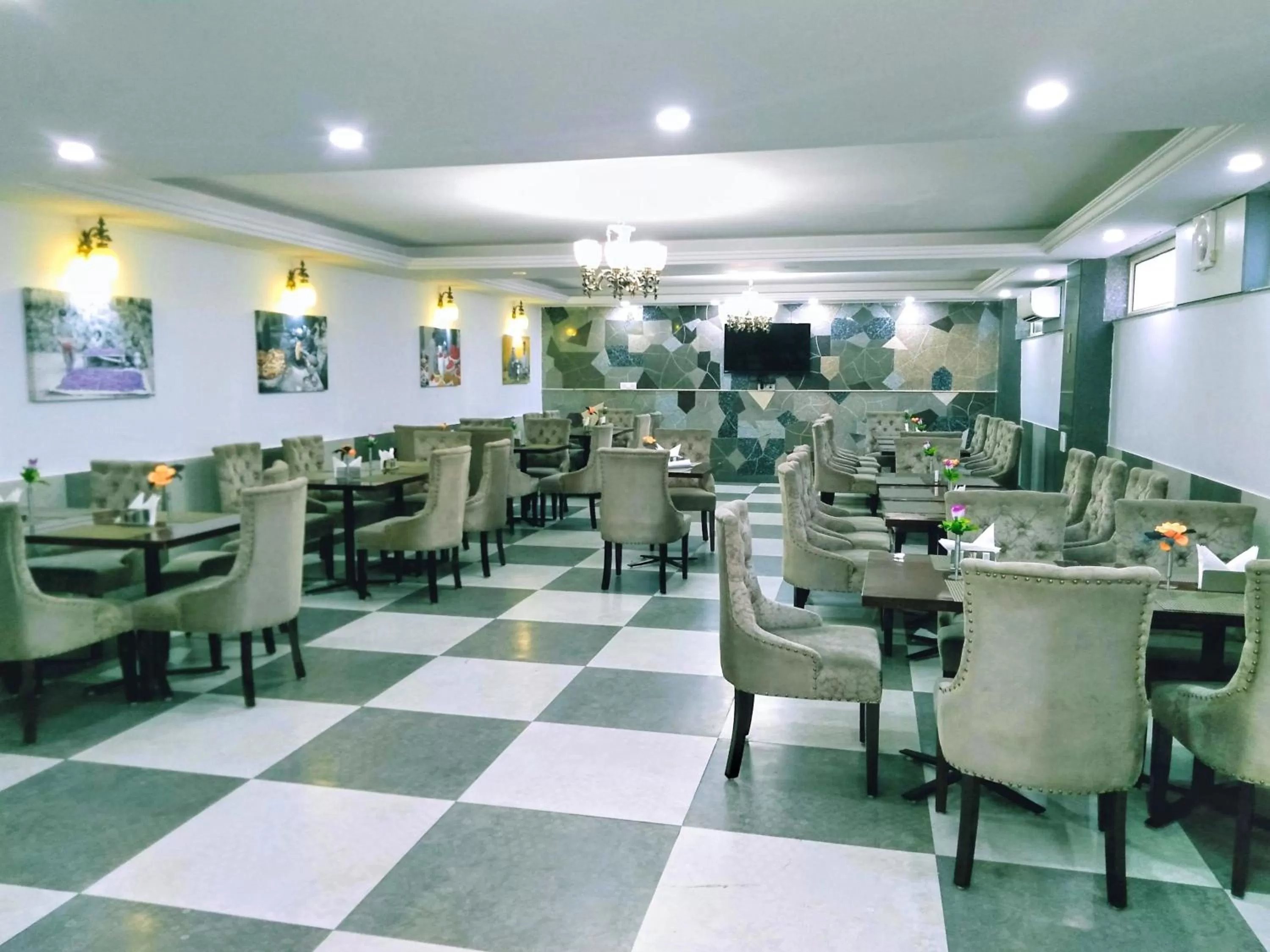 Restaurant/Places to Eat in Hotel The Montreal