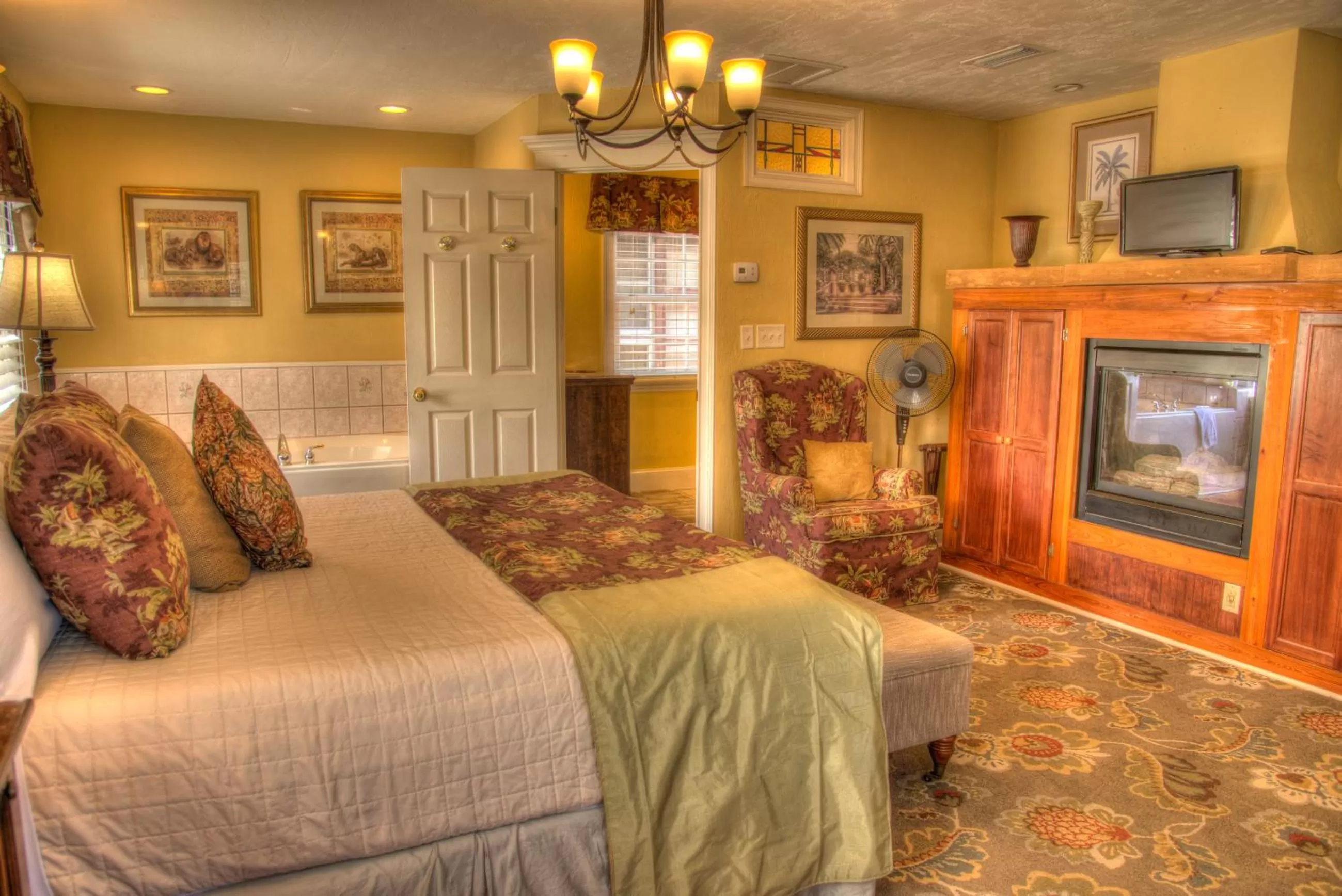Premium King Room - Casa De Solana in Casa De Solana & Victorian House Bed and Breakfast