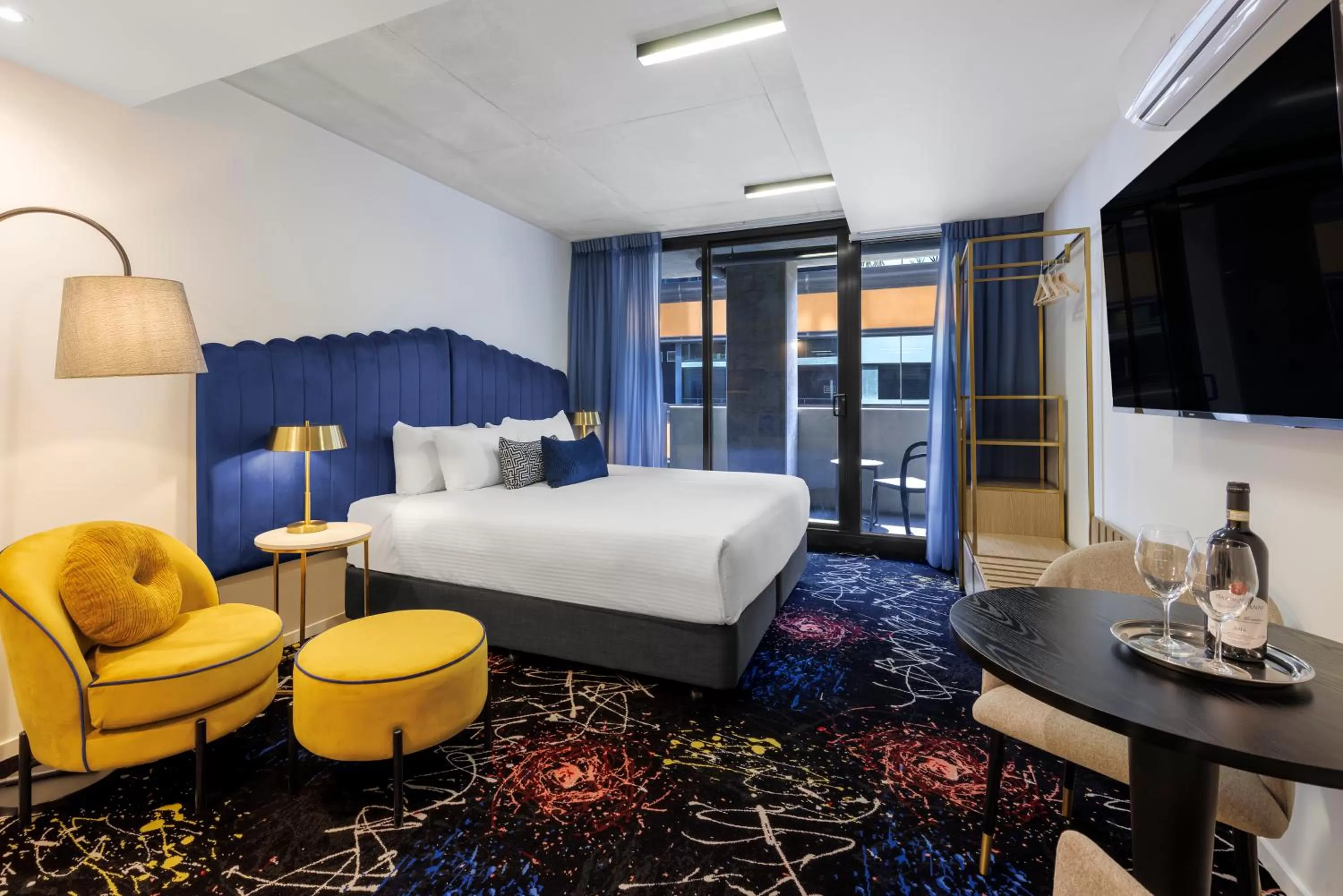 Bed in Mercure Melbourne St Kilda Road