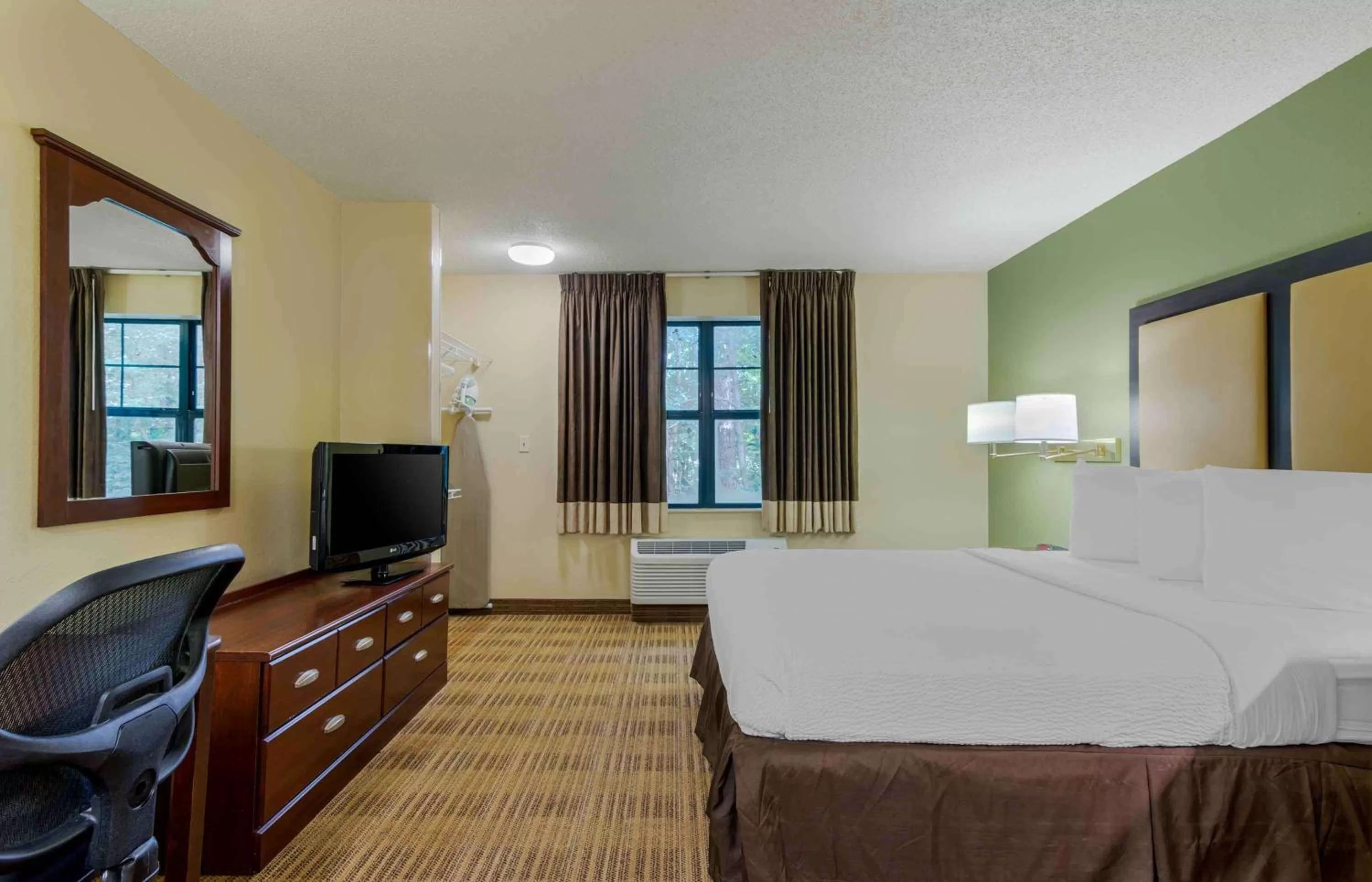 Queen studio with 1 Queen Bed - Disability Access/Non-Smoking in Extended Stay America Suites - Atlanta - Alpharetta - Rock Mill Rd