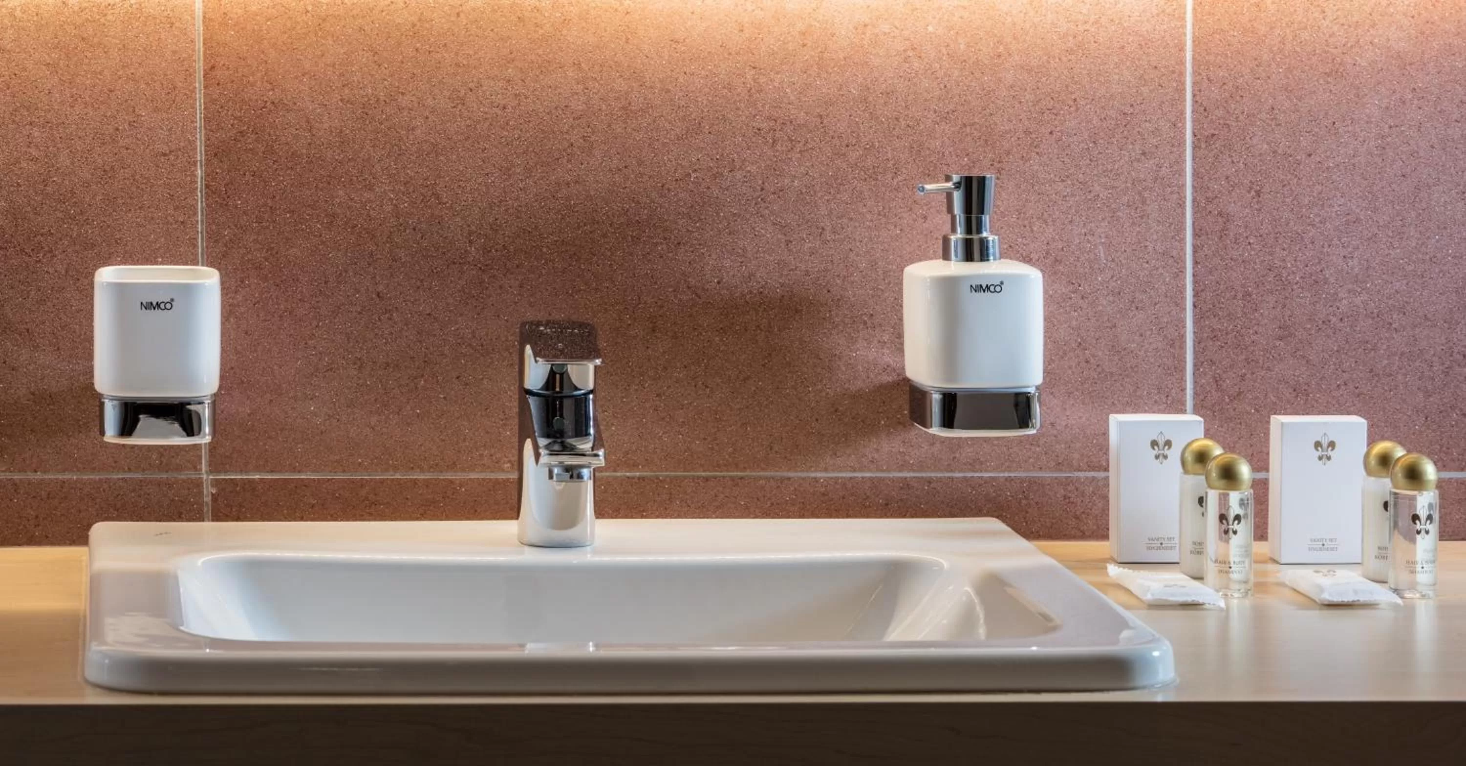 Bathroom in Hotel Höhlenstein