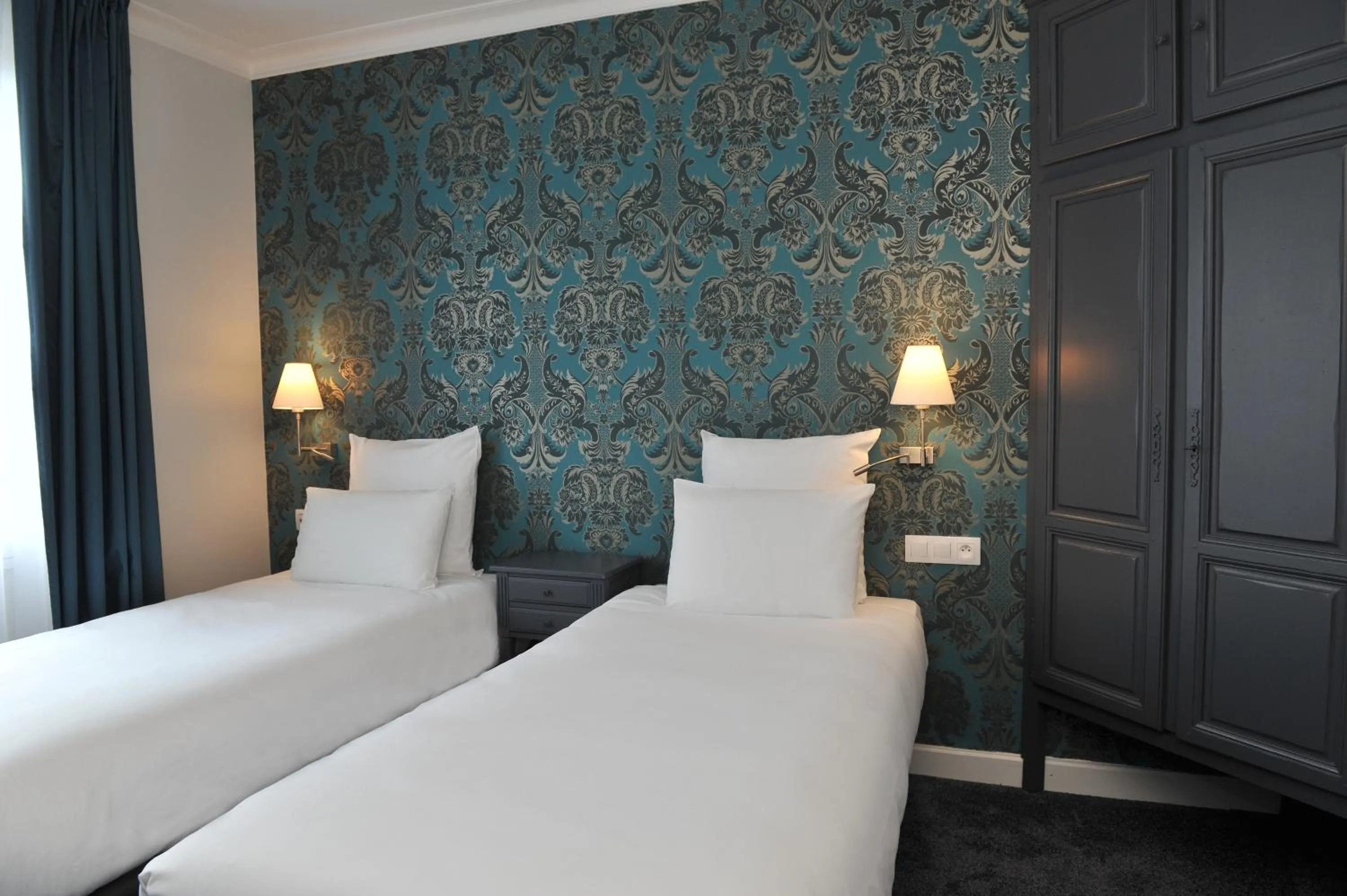 Bed in Mercure Paris Saint Cloud Hippodrome