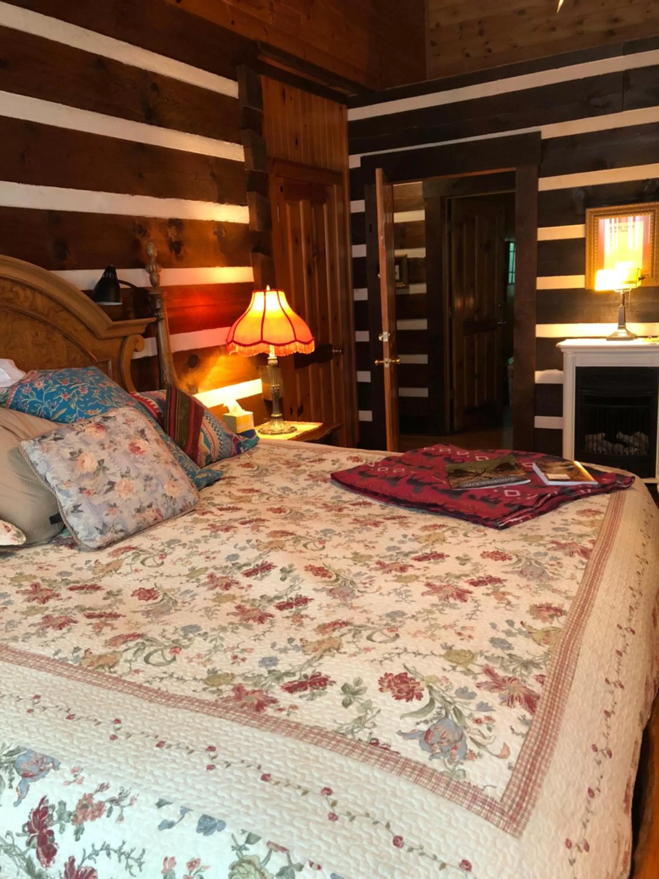 Bed in Creekwalk Inn Bed and Breakfast with Cabins