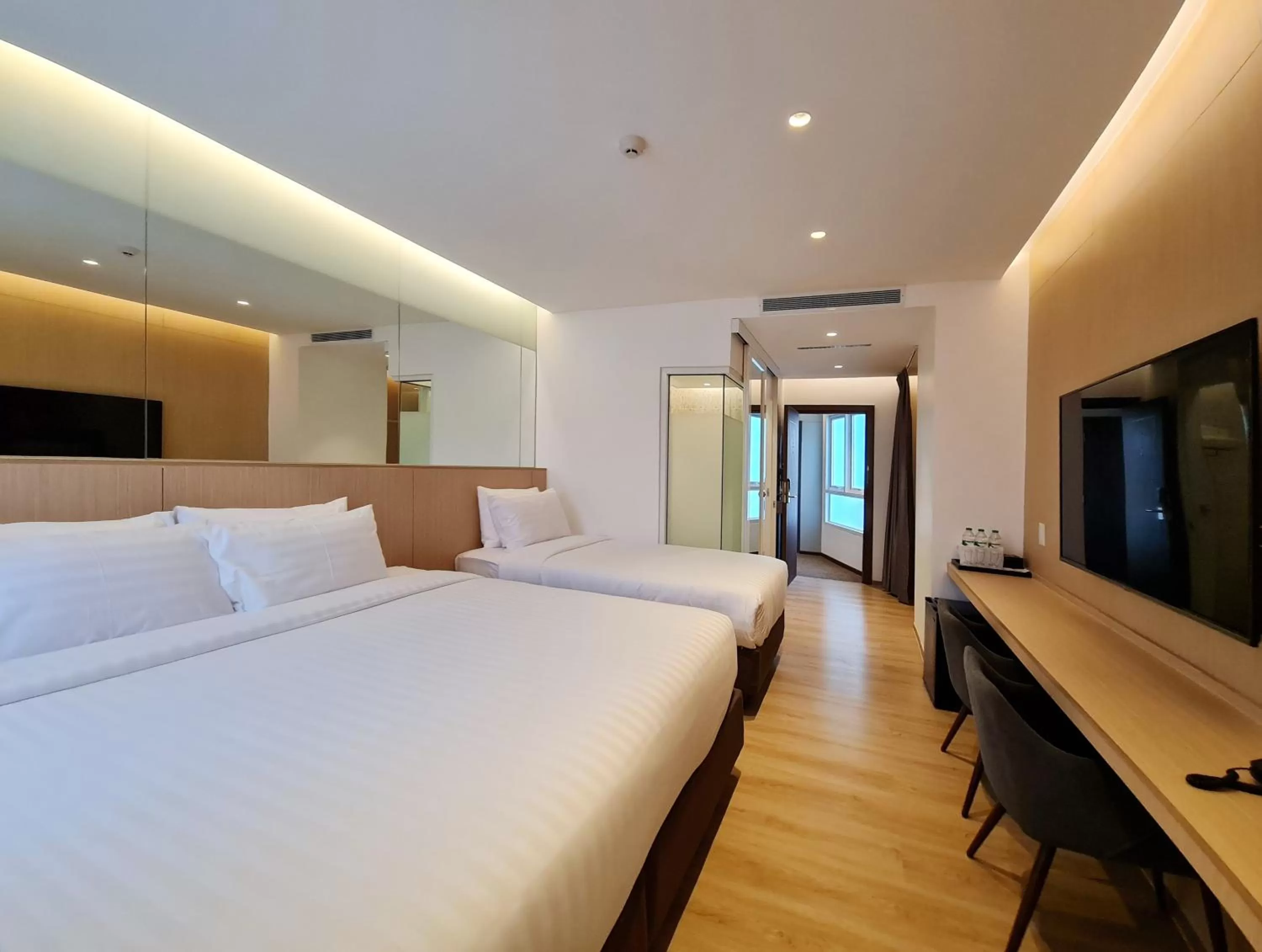 Photo of the whole room, Bed in Mintel Huamark