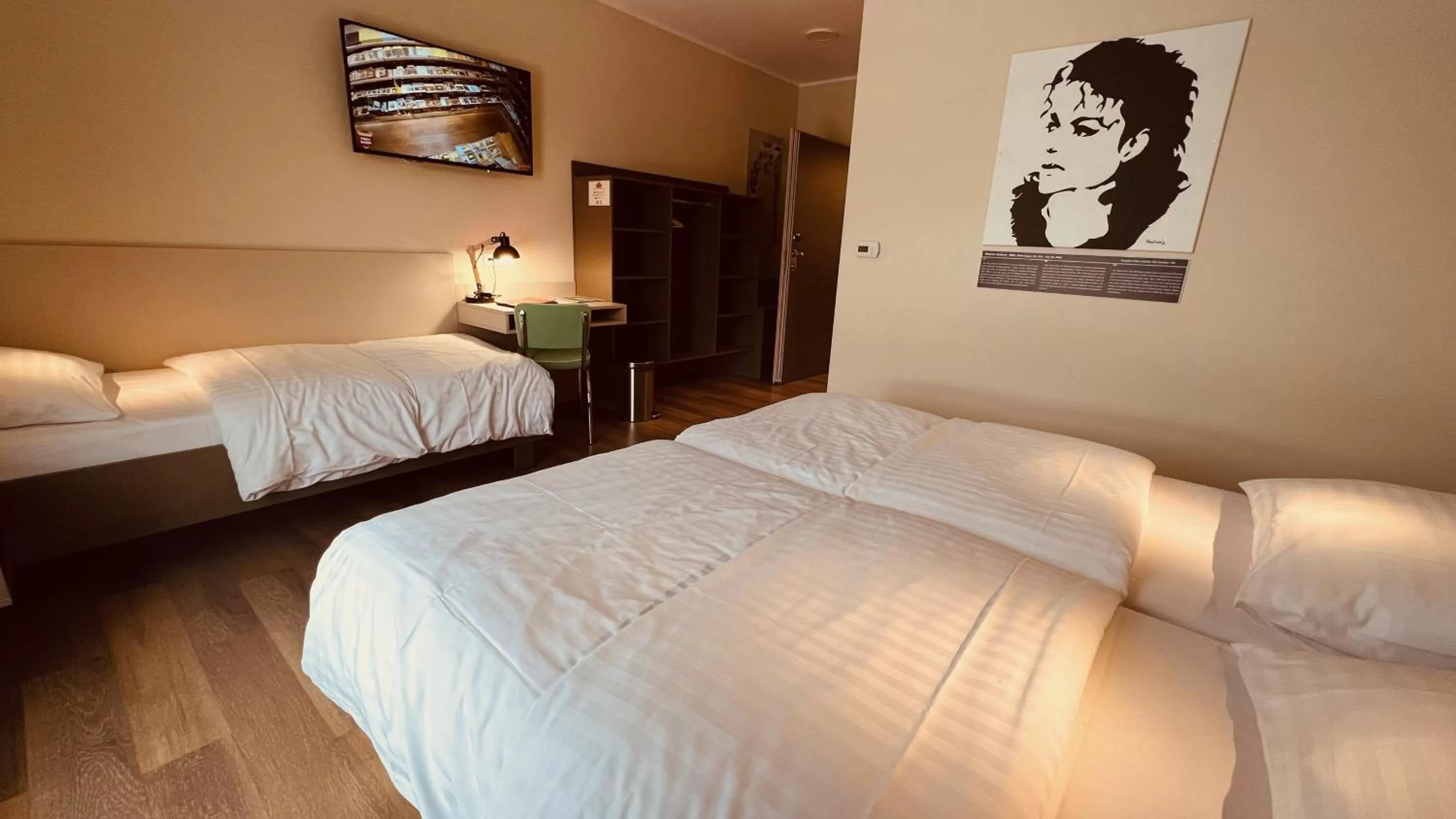 Bed in Jukebox Hotel